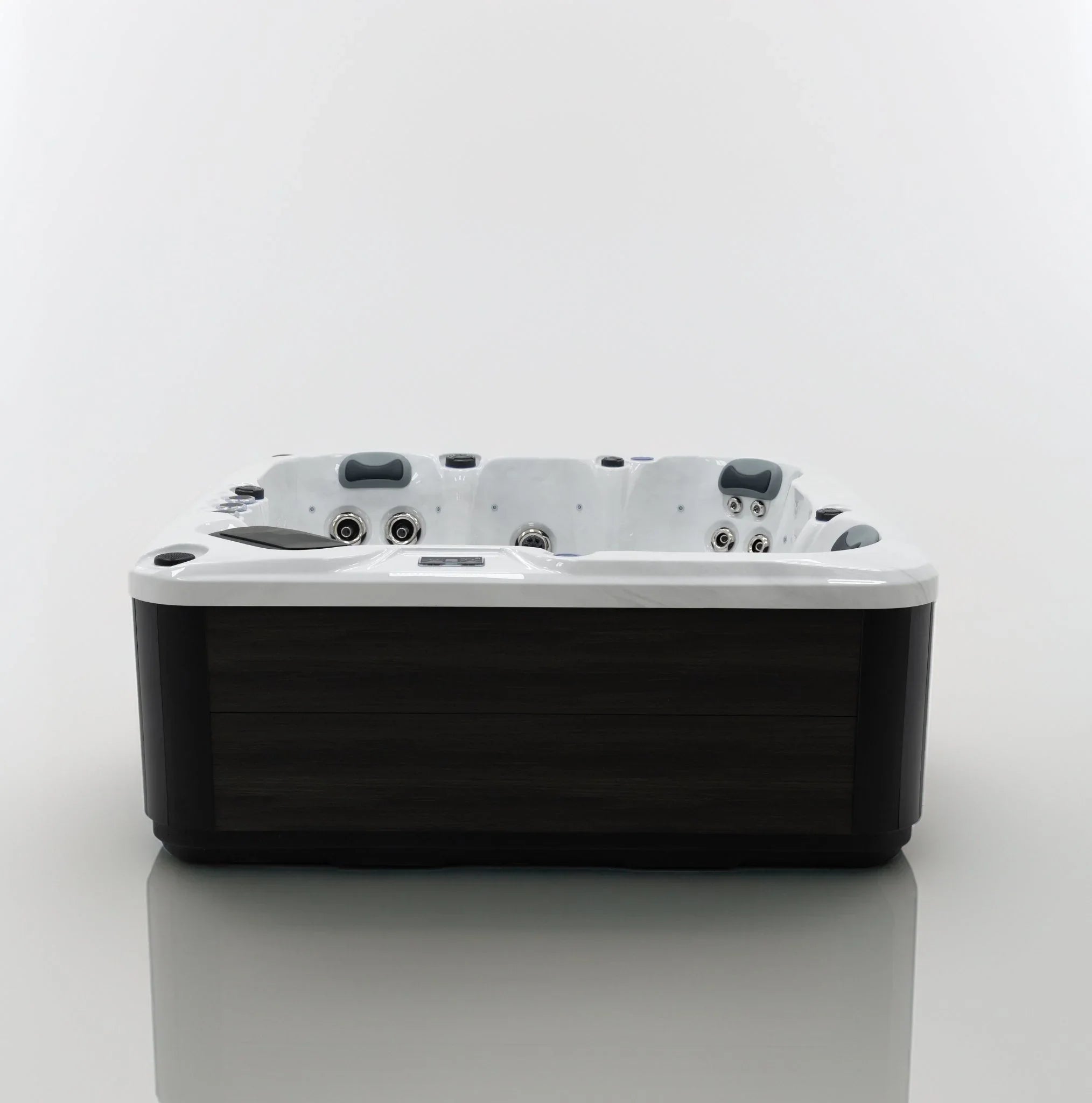 Moderner Outdoor Whirlpool PureLine Balance 27 mit dunkler Holzverkleidung, weißem Innenbereich und komfortablen Kopfstützen, ideal für Garten oder Terrasse, Wellness und Entspannung.