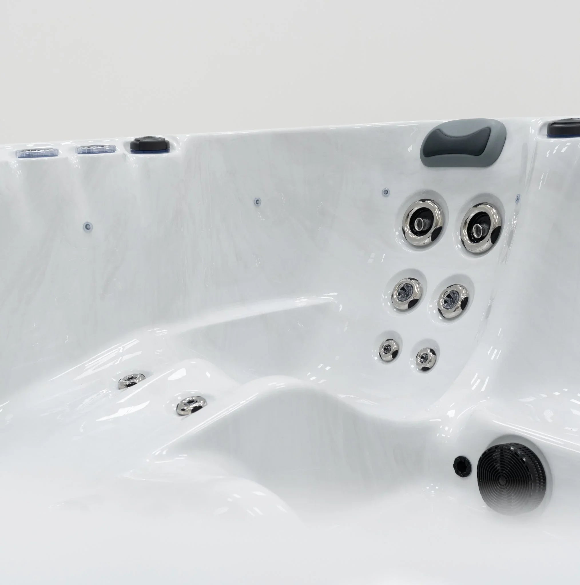 Weißer Outdoor Whirlpool mit Massage-Düsen und Kopfstütze, modernes Wellness-Design