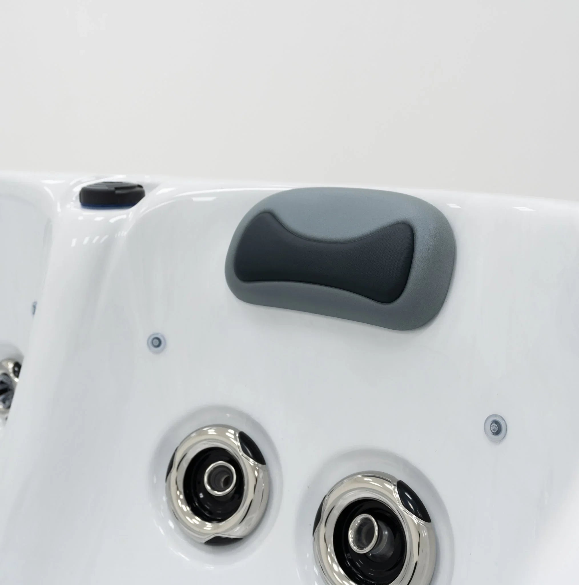 Detailansicht Outdoor Whirlpool PureLine Balance 2.7, ergonomische Kopfstütze, Massagedüsen, weiß