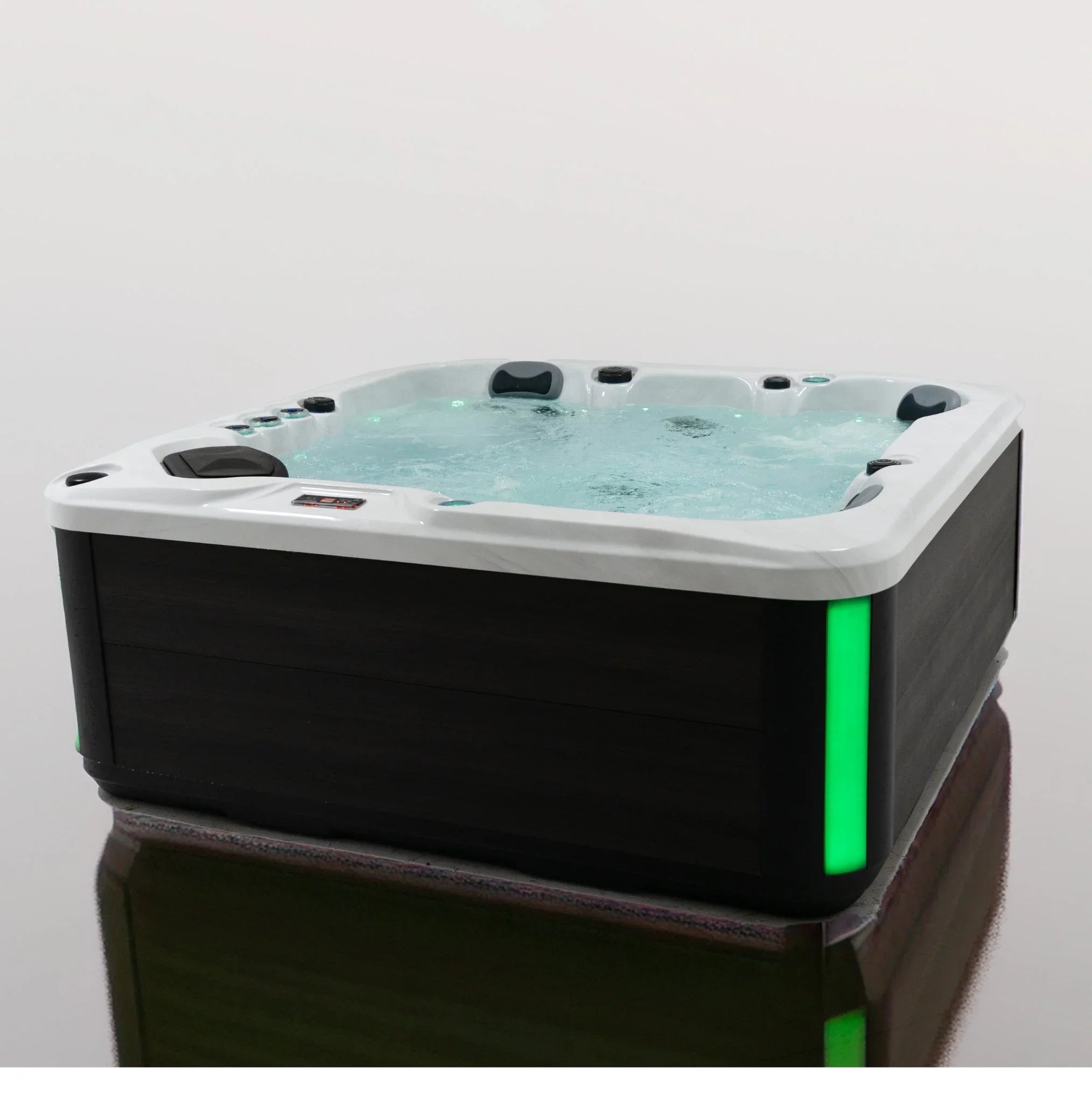 Moderner Outdoor Whirlpool mit LED-Beleuchtung, schwarzem Korpus und weißer Wanne für Garten oder Terrasse