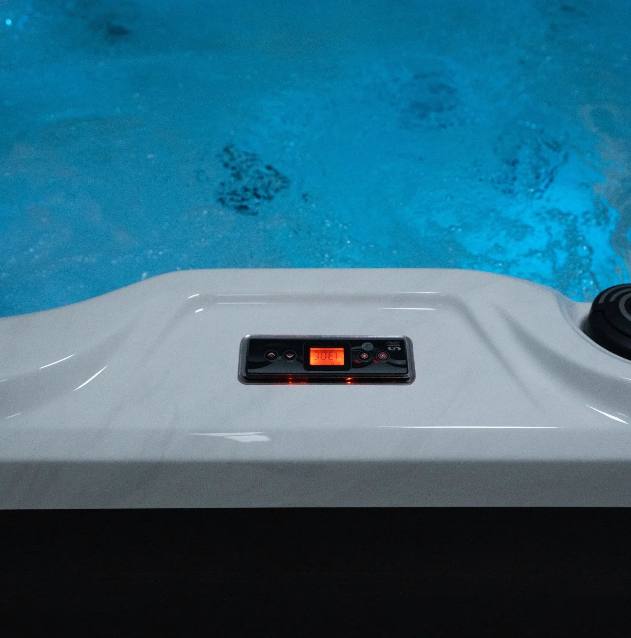 Outdoor Whirlpool mit moderner Steuerung, leuchtend blaues Wasser, Luxus Wellness für Garten