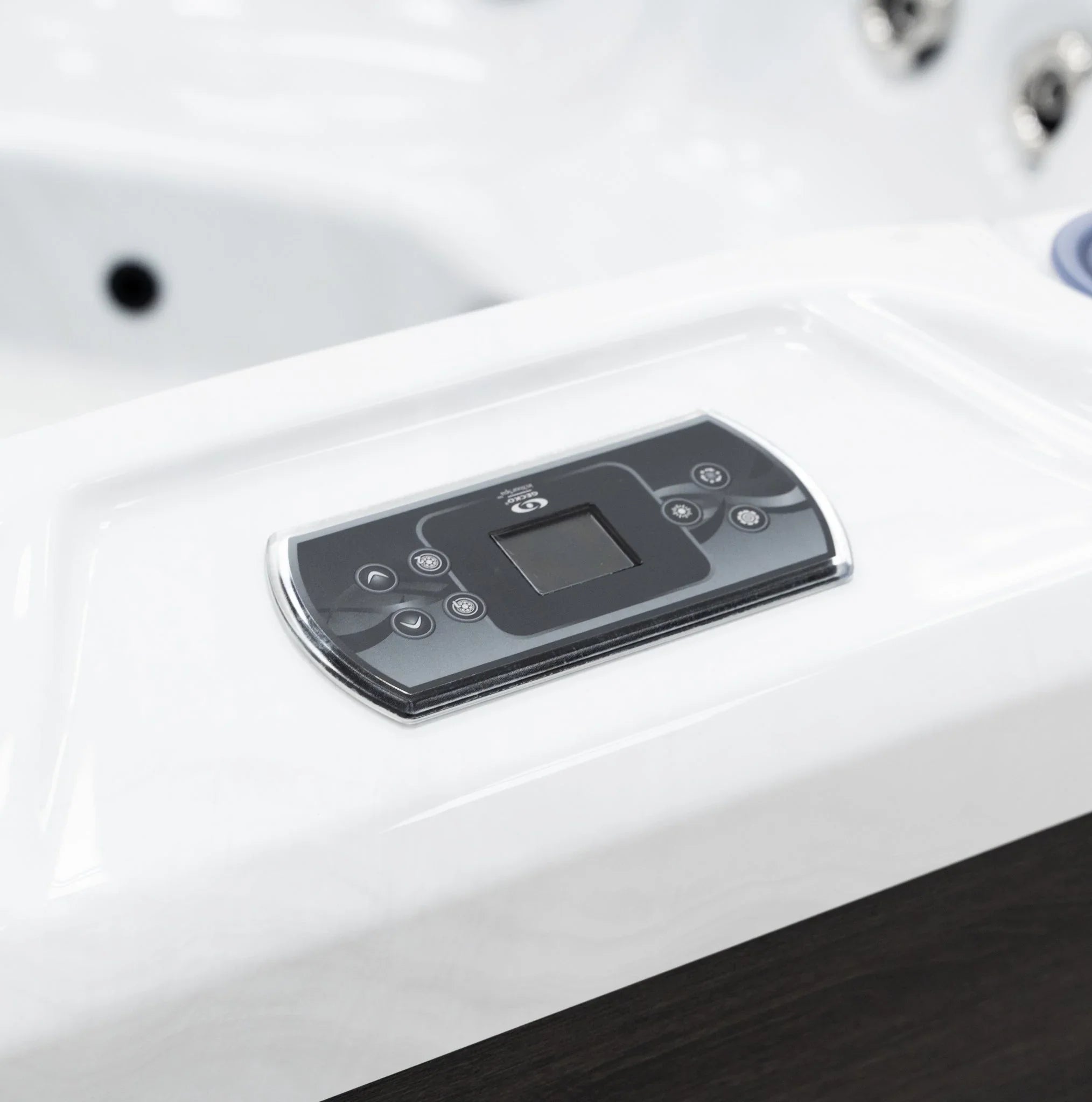 Detailansicht Steuereinheit Outdoor Whirlpool, modernes Bedienfeld, elegantes Spa-Design