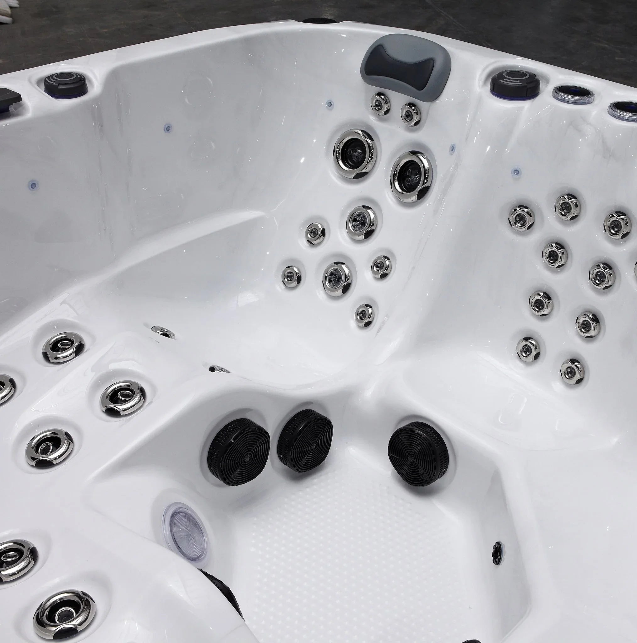 Luxuriöser Outdoor Whirlpool mit vielen Massagedüsen, modernes Design, weiß, ideal für Garten
