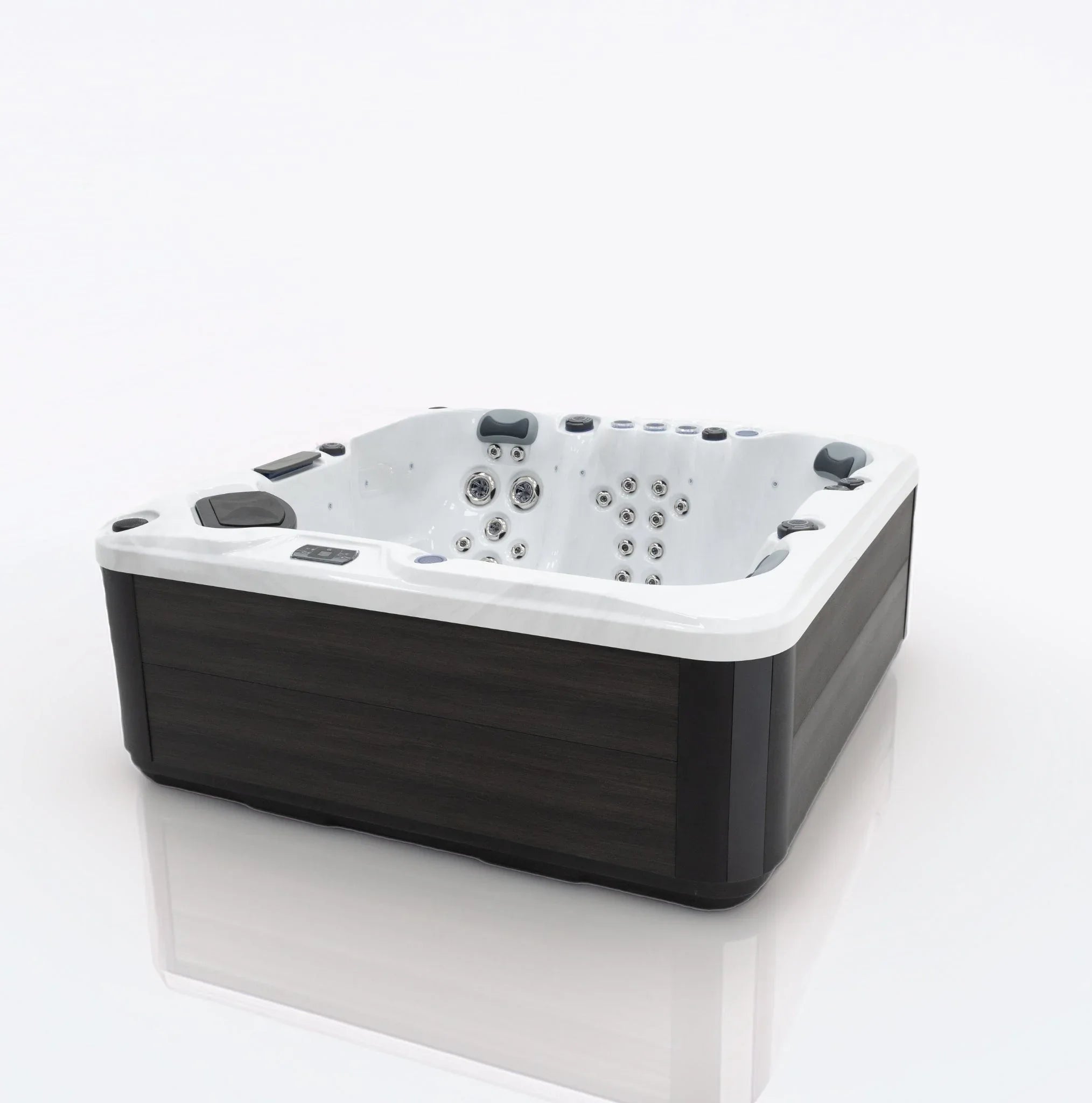 Moderner Outdoor Whirlpool mit dunkler Holzoptik und weißen Acryl-Elementen, elegantes Design