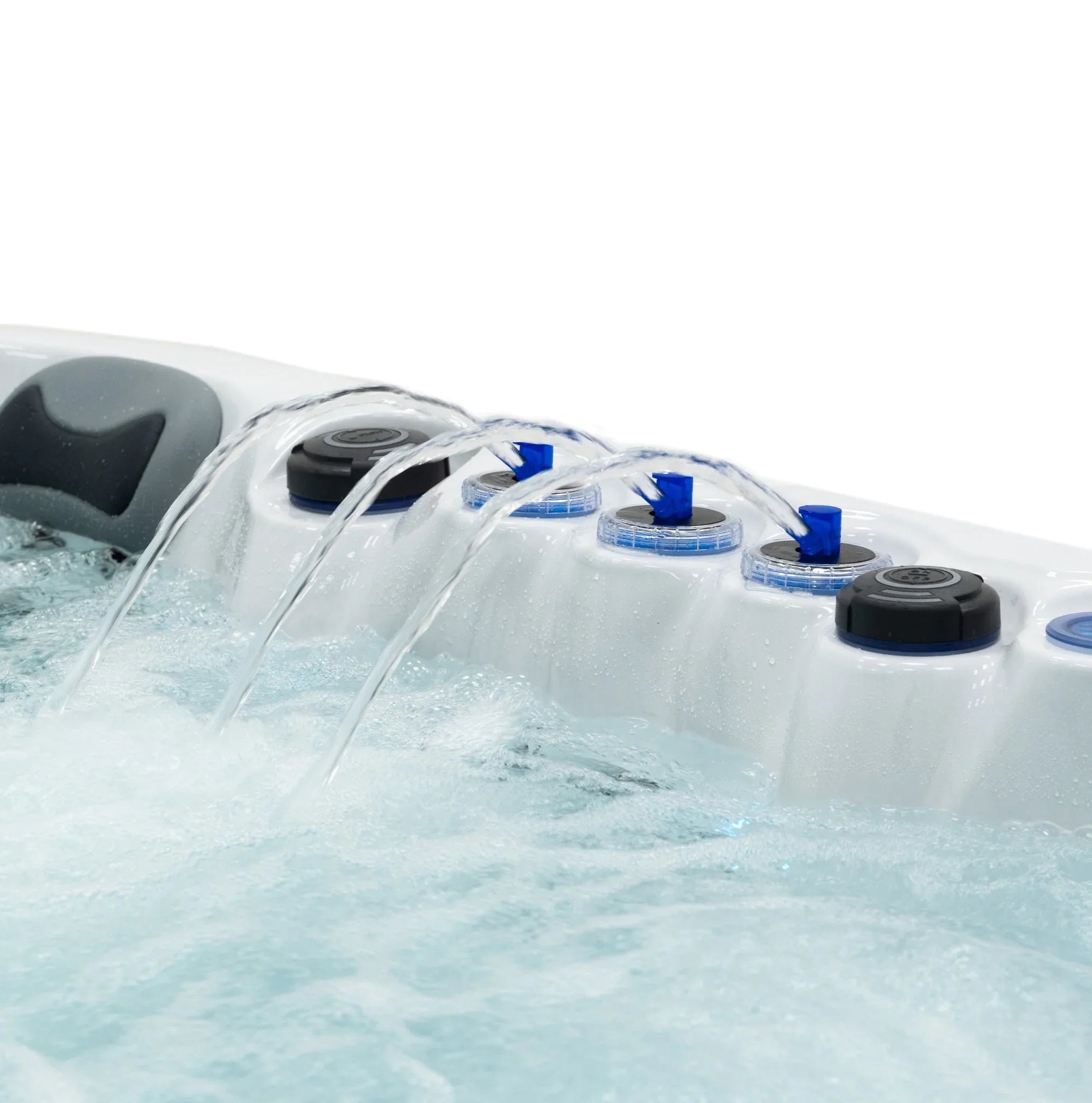 Detailansicht moderner Outdoor Whirlpool mit Massagedüsen und Nackenkissen, sprudelndes Wasser