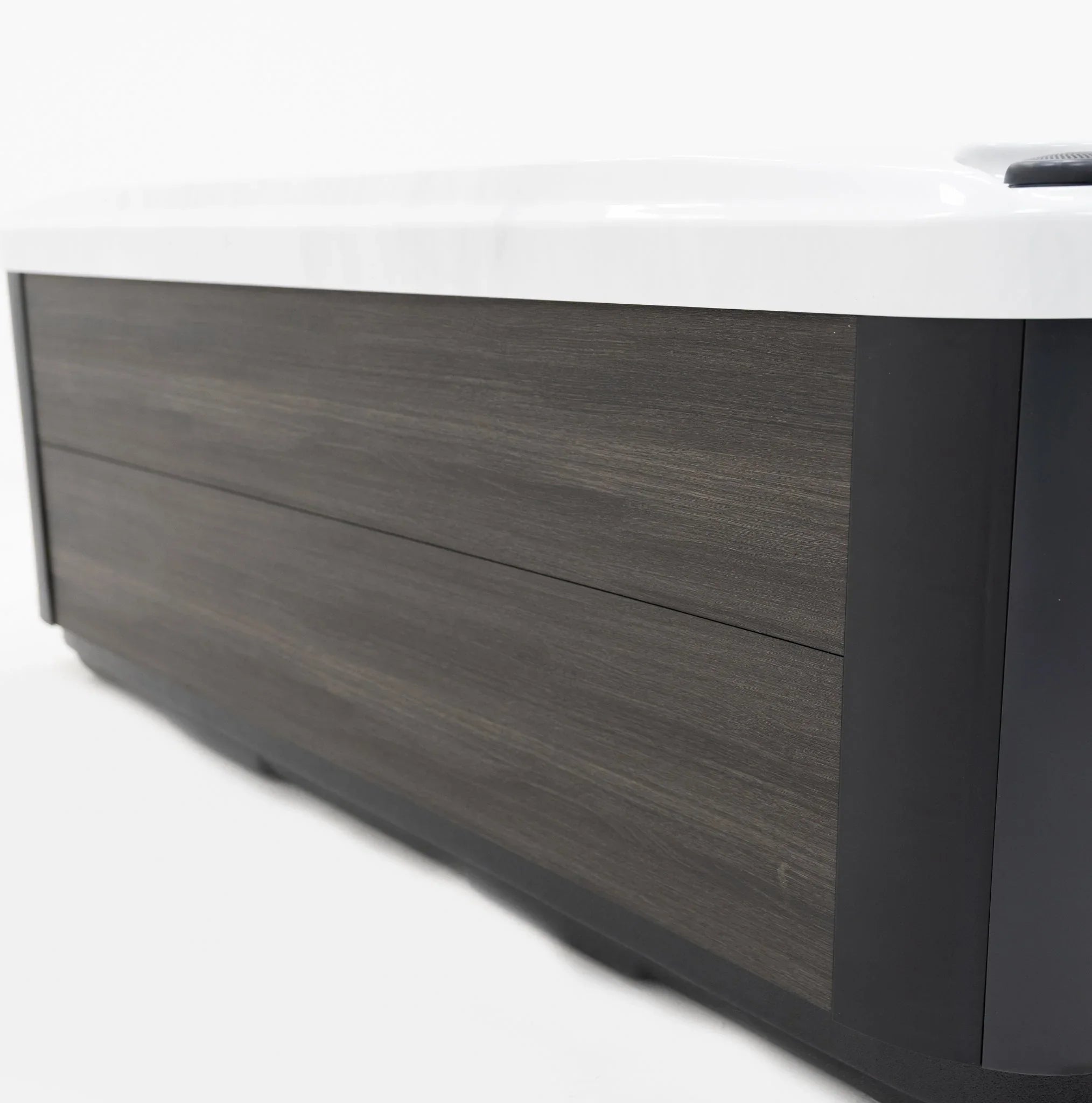 Outdoor Whirlpool mit moderner Holzoptik-Verkleidung, elegantes Spa-Design für Garten