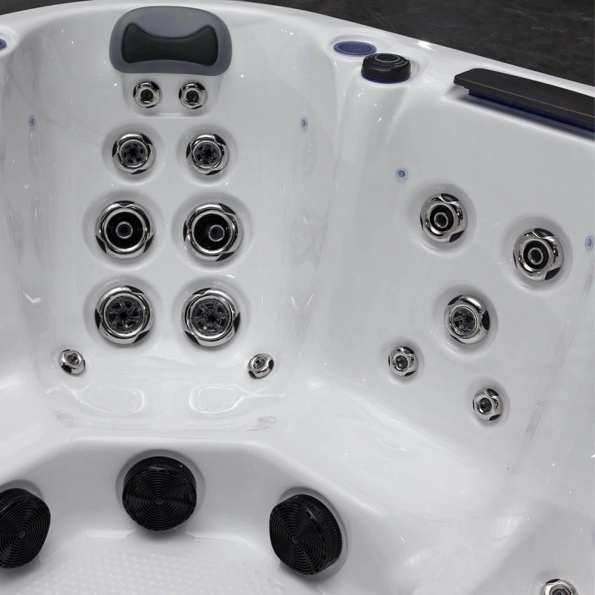 Hochwertiger Outdoor Whirlpool mit verchromten Massagedüsen, ergonomischer Sitzfläche und modernem Design, ideal für Garten oder Terrasse.