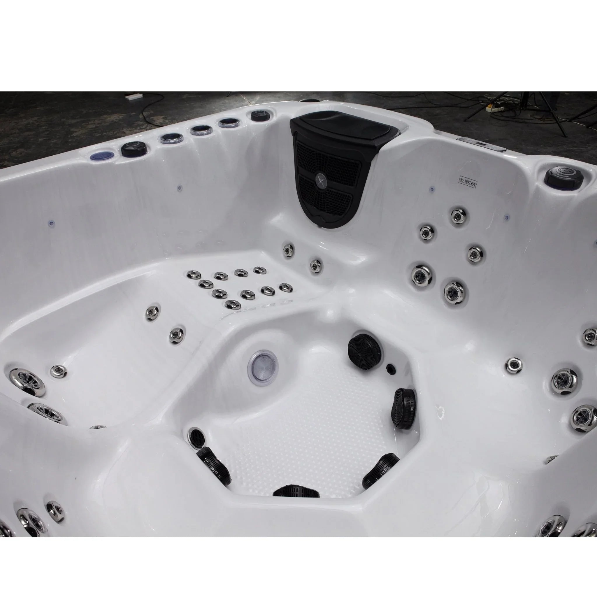 Hochwertiger Outdoor Whirlpool mit Massage-Düsen, modernes Design, ideal für Garten und Terrasse