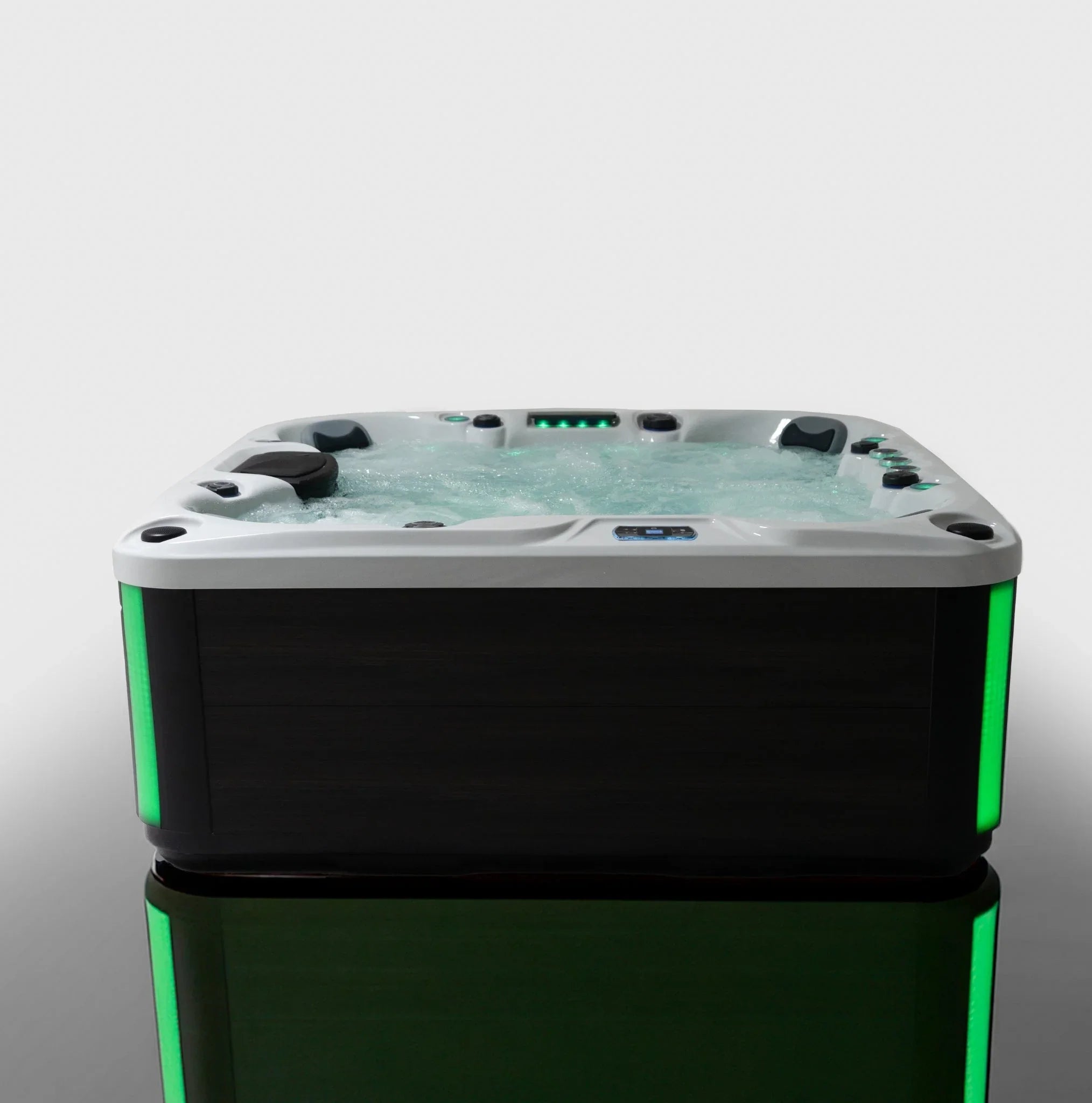 Moderner Outdoor Whirlpool mit LED-Beleuchtung, schwarz-weißes Design, sprudelndes Wasser