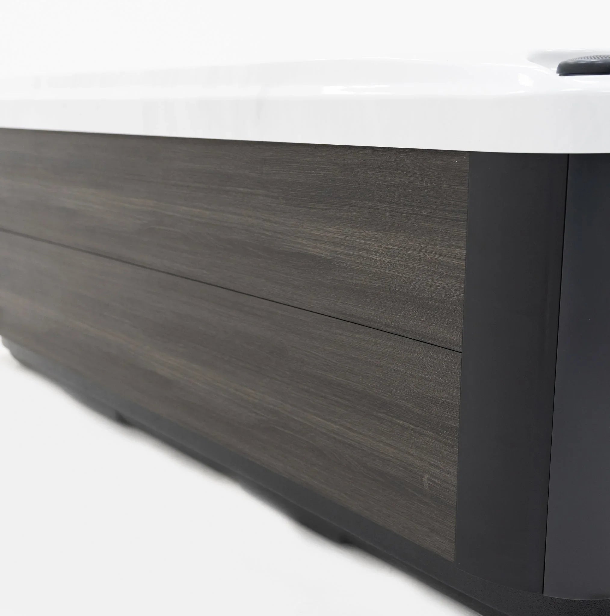 Outdoor Whirlpool mit moderner Holzverkleidung, detailreiches Design, ideal für Garten Wellness