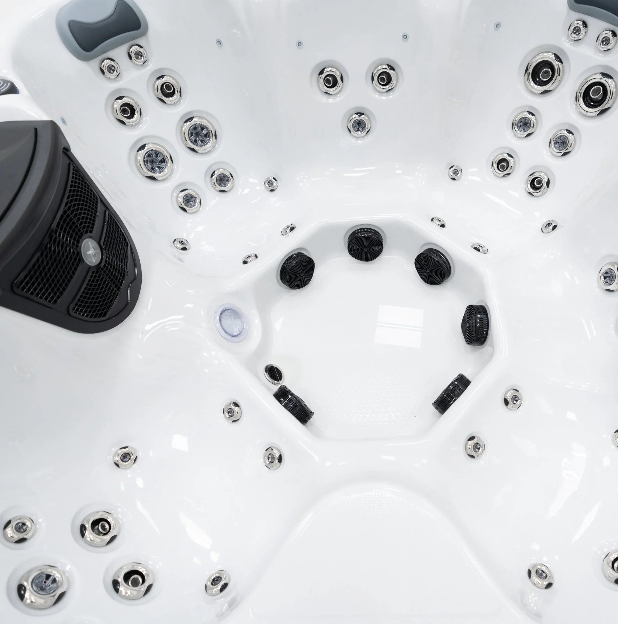 Luxuriöser Outdoor Whirlpool mit vielen Massagedüsen, weißes Design, Wellness für Garten