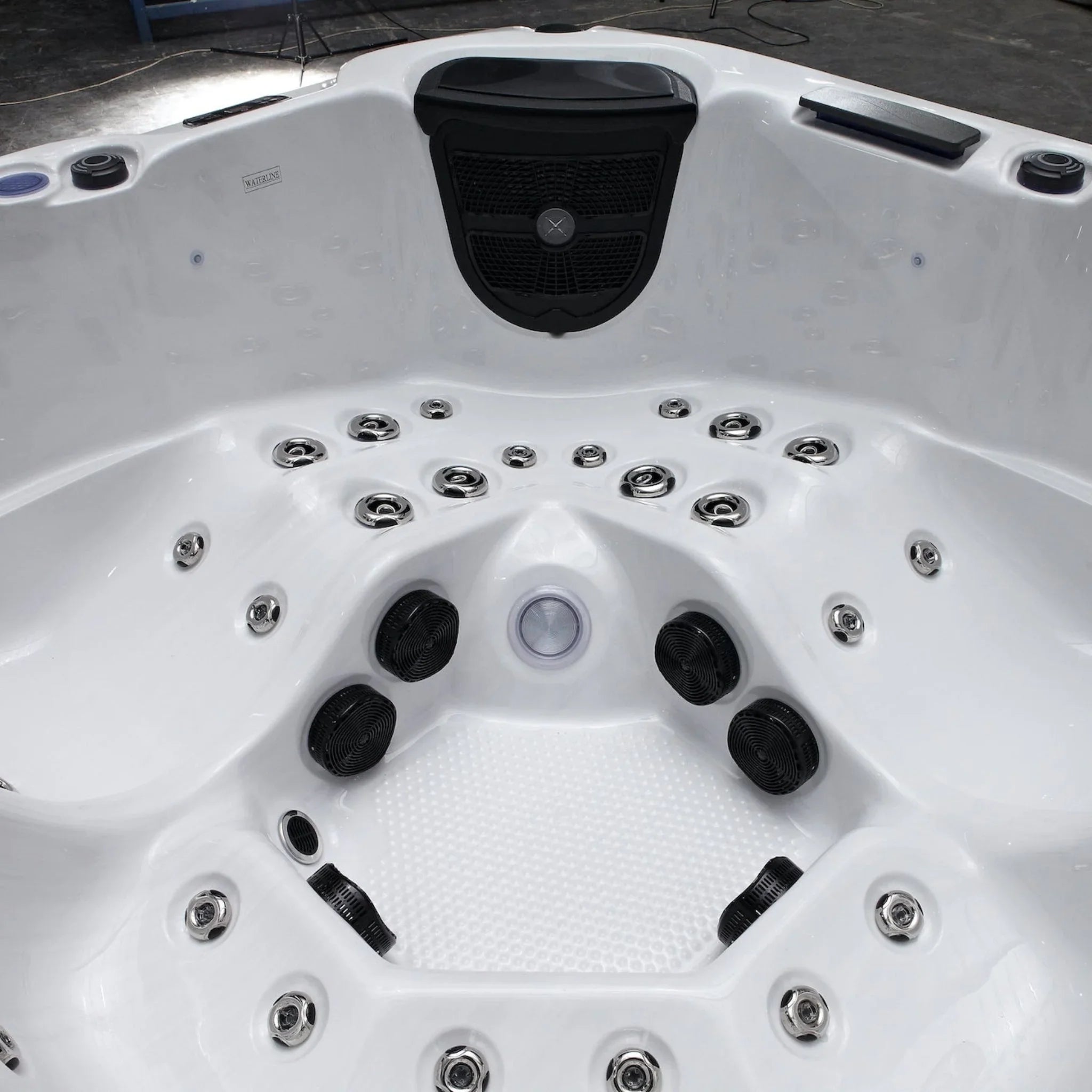 Hochwertiger Outdoor Whirlpool New Wave mit vielen Massagedüsen, modernes Spa-Design weiß