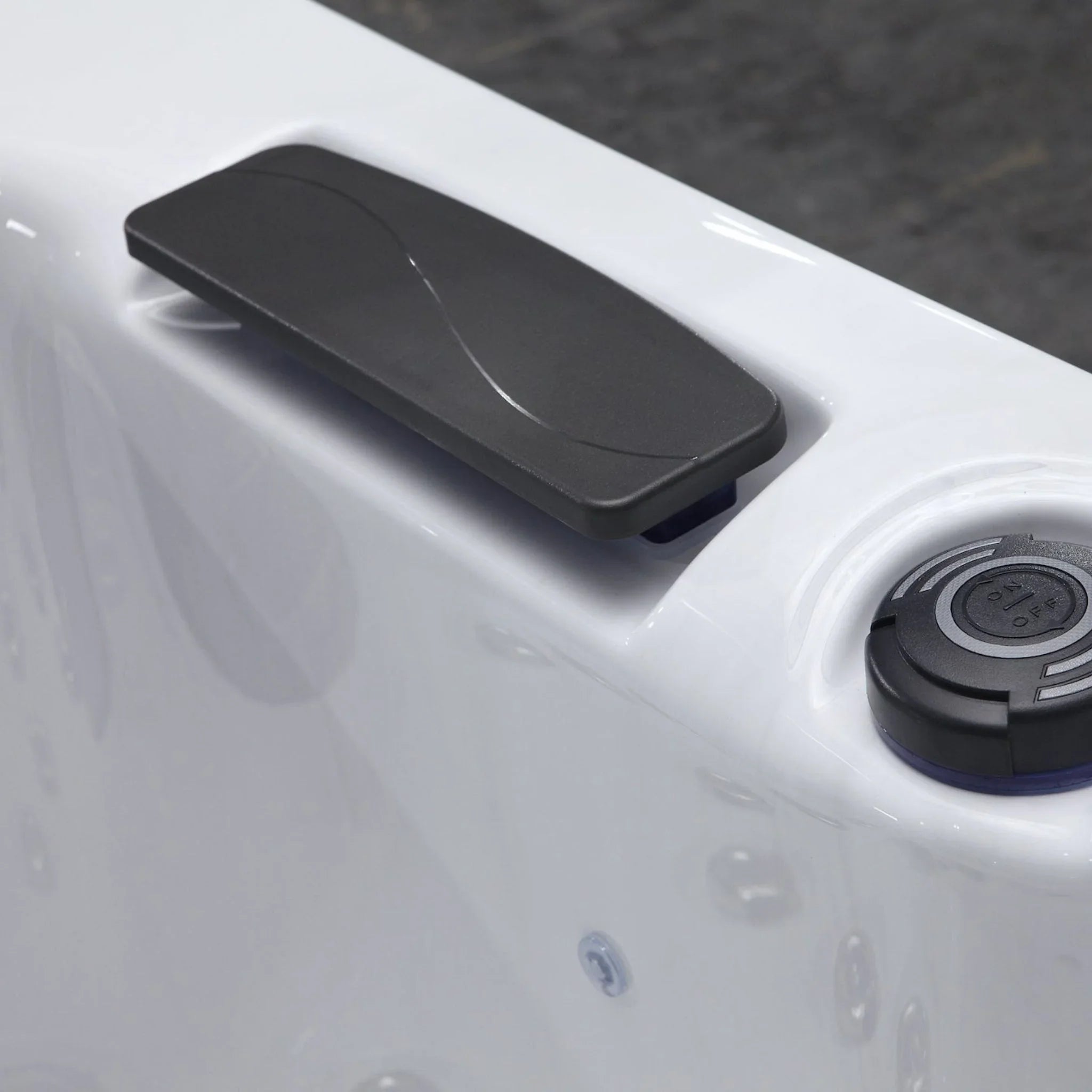 Detailansicht moderner Outdoor Whirlpool Steuerung mit bequemer Kopfstütze, elegantes Design