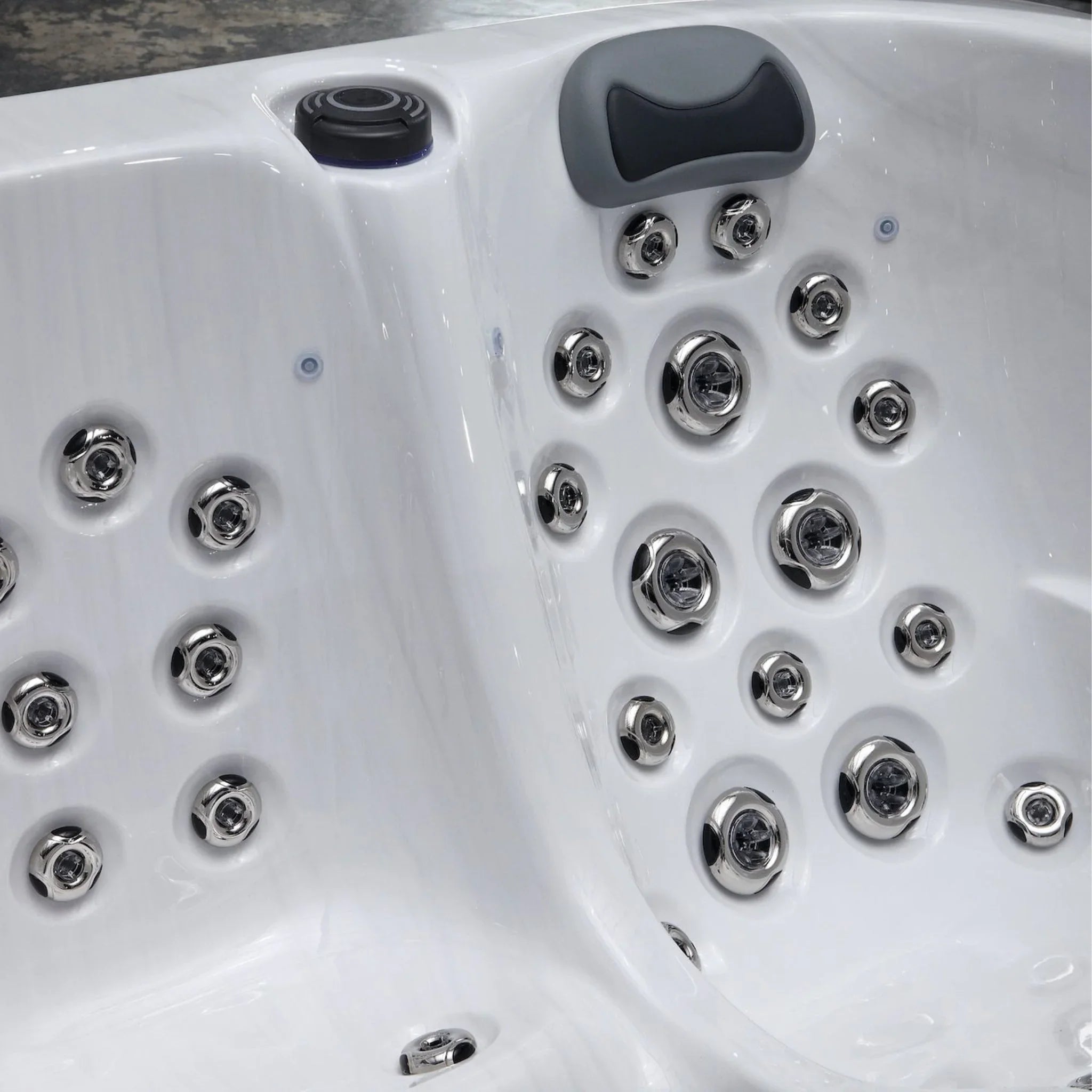 Hochwertiger Outdoor Whirlpool mit vielen Massagedüsen und ergonomischer Kopfstütze für Garten oder Terrasse