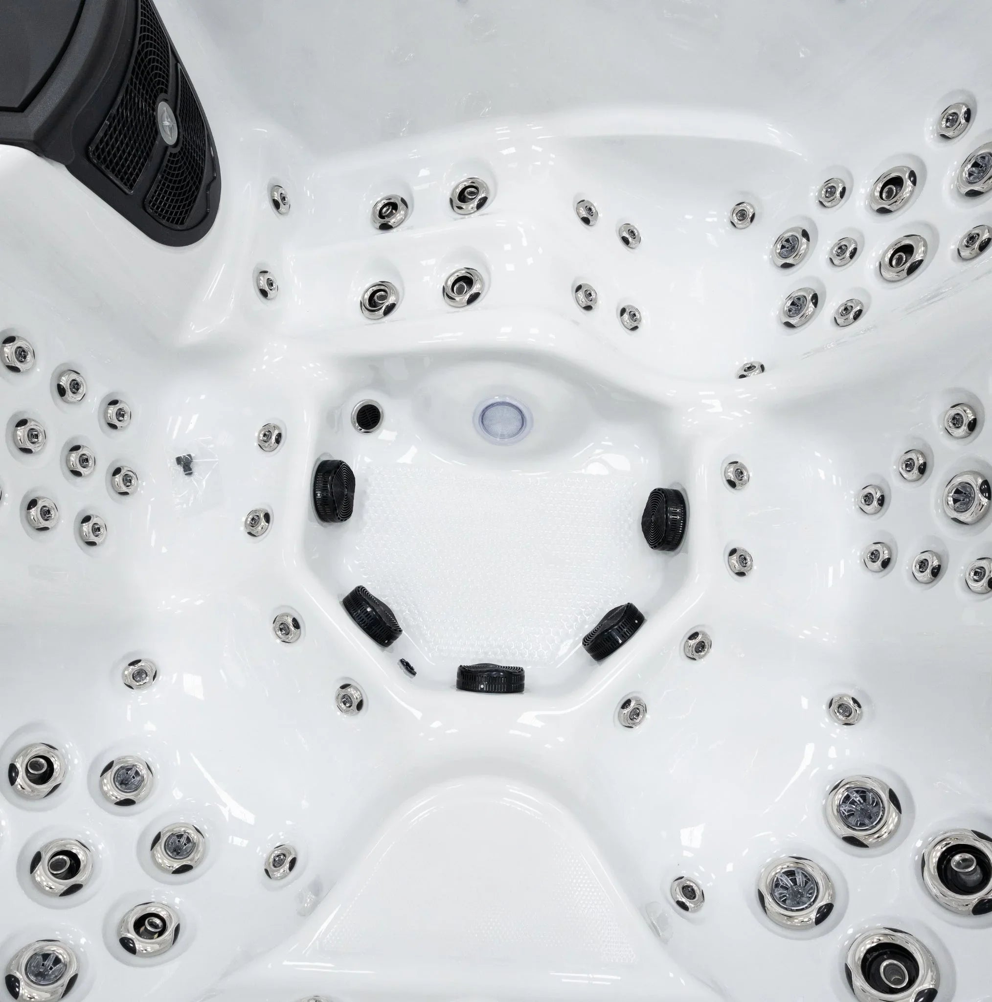 Hochwertiger Outdoor Whirlpool in Weiß mit vielen Massagedüsen, modernes Spa-Design für Garten