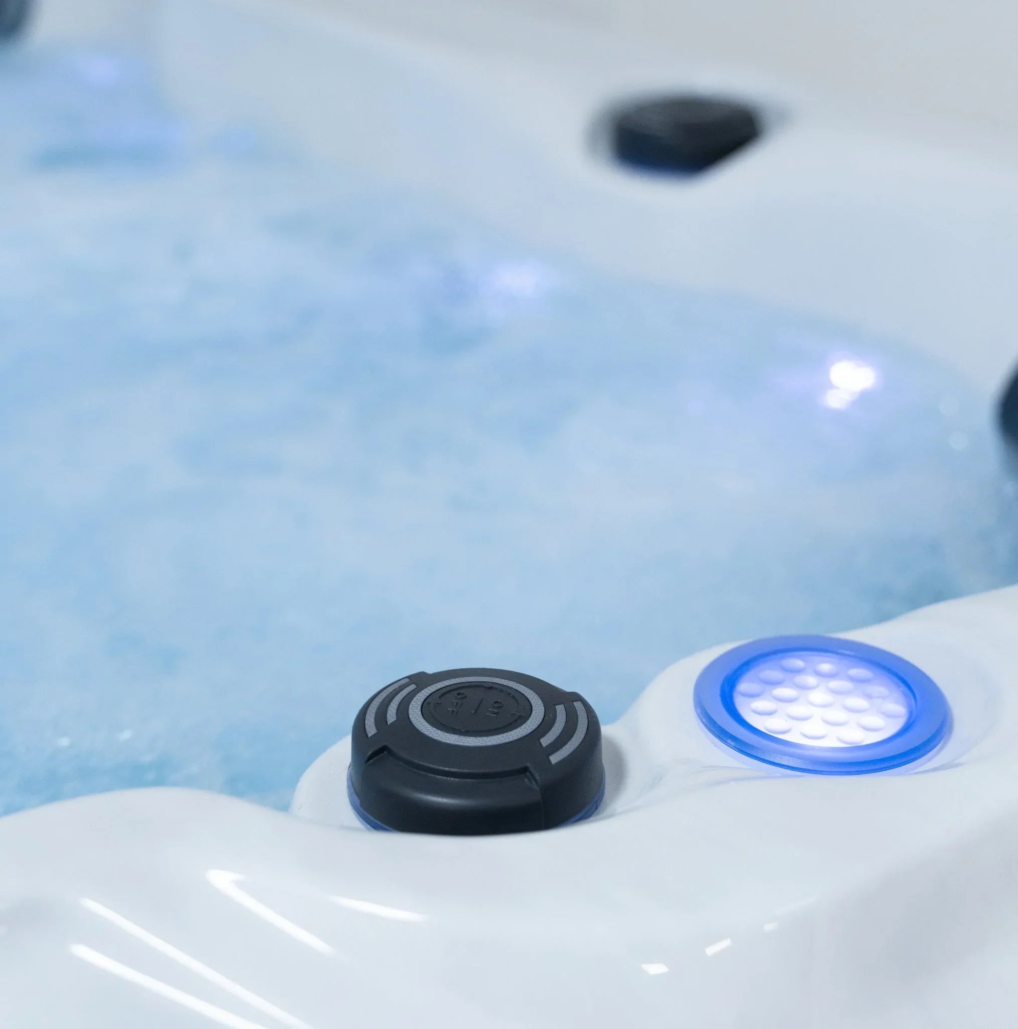 Detail moderner Outdoor Whirlpool mit LED-Beleuchtung und Massagefunktion, weißes Acryl, Wellness