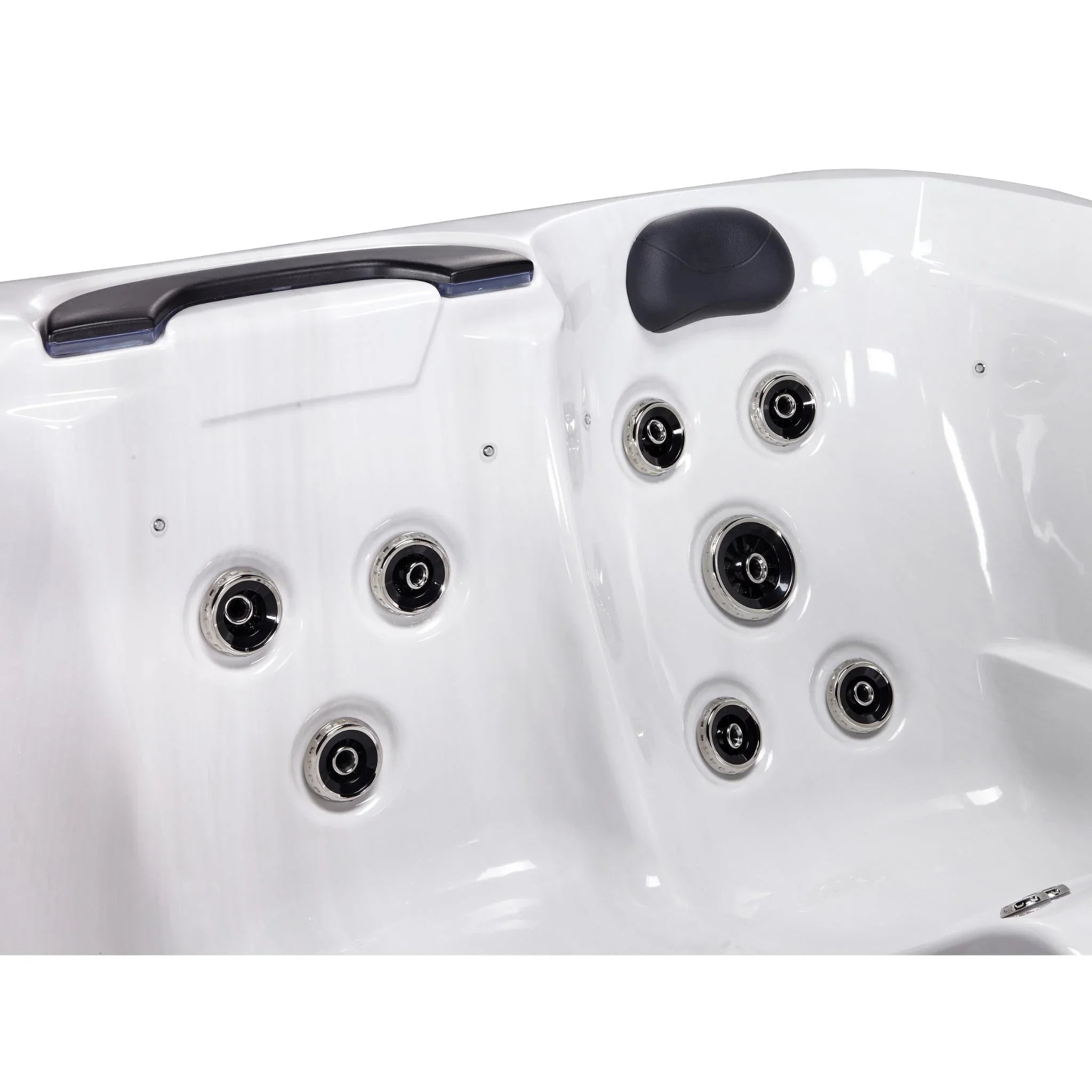 Detailansicht weißer Outdoor Whirlpool mit Massagedüsen und Kopfstütze, modernes Spa-Design