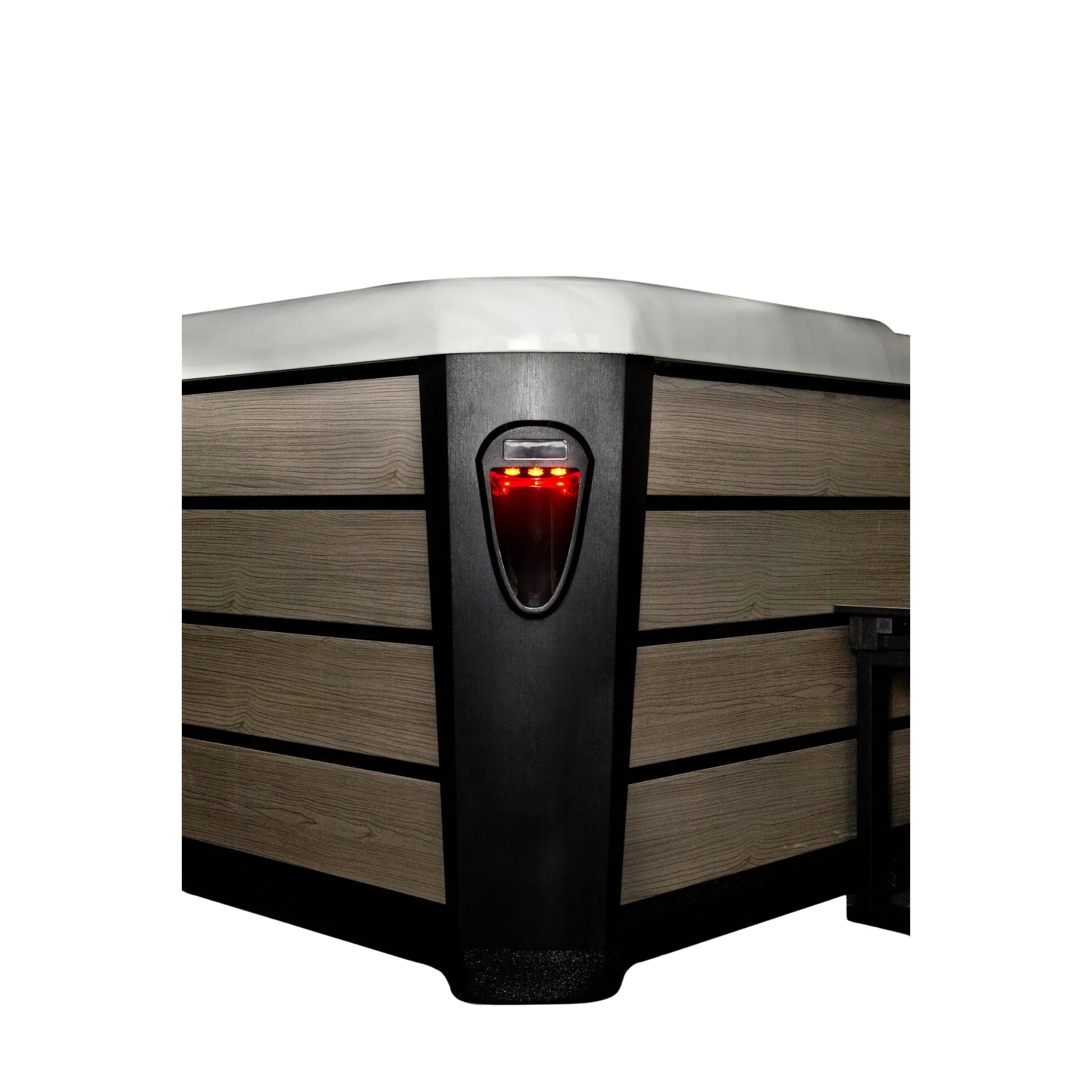 Ecke eines Outdoor Whirlpools mit moderner Holzoptik-Verkleidung und LED-Beleuchtung