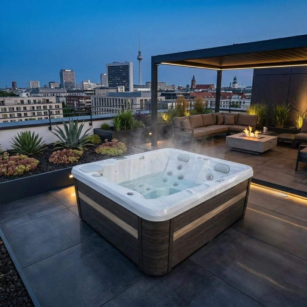 Luxuriöser Outdoor Whirlpool auf stilvoller Dachterrasse mit Skyline, modernes Wellness-Ambiente
