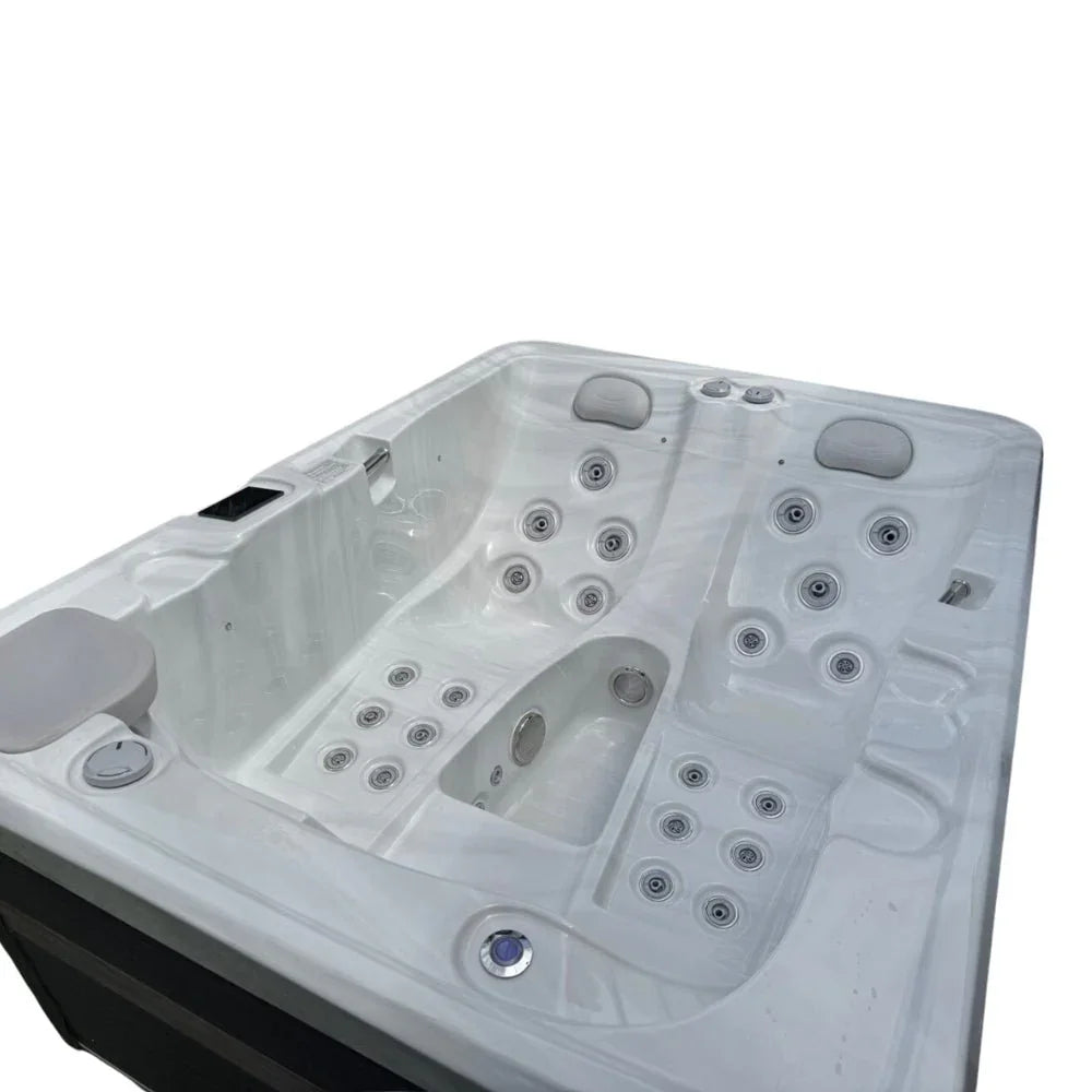 Hochwertiger Outdoor Whirlpool weiß mit Massagedüsen, ergonomische Liegeflächen, modernes Design