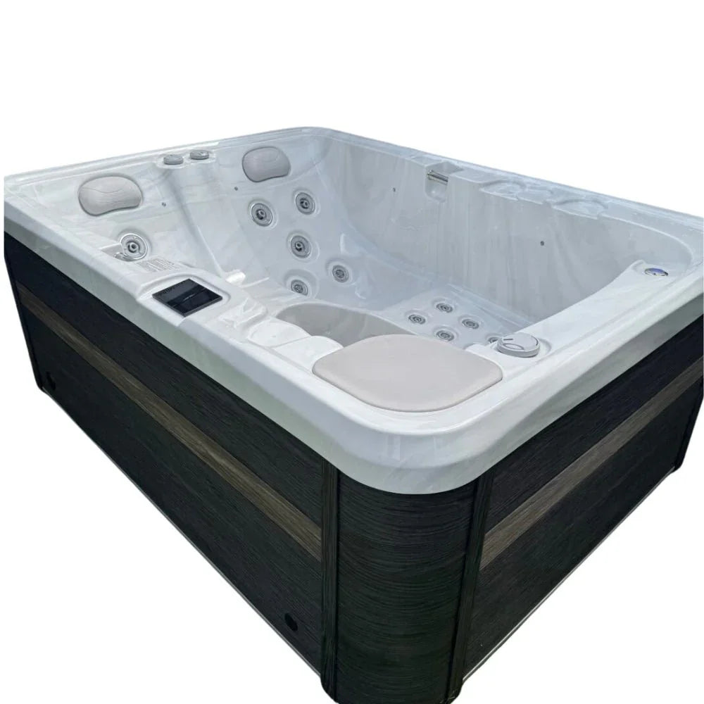 Moderner Outdoor Whirlpool mit weißen Acryl-Innenflächen, Massagedüsen und edler Holzverkleidung, ideal für Garten oder Terrasse, Wellness-Design.