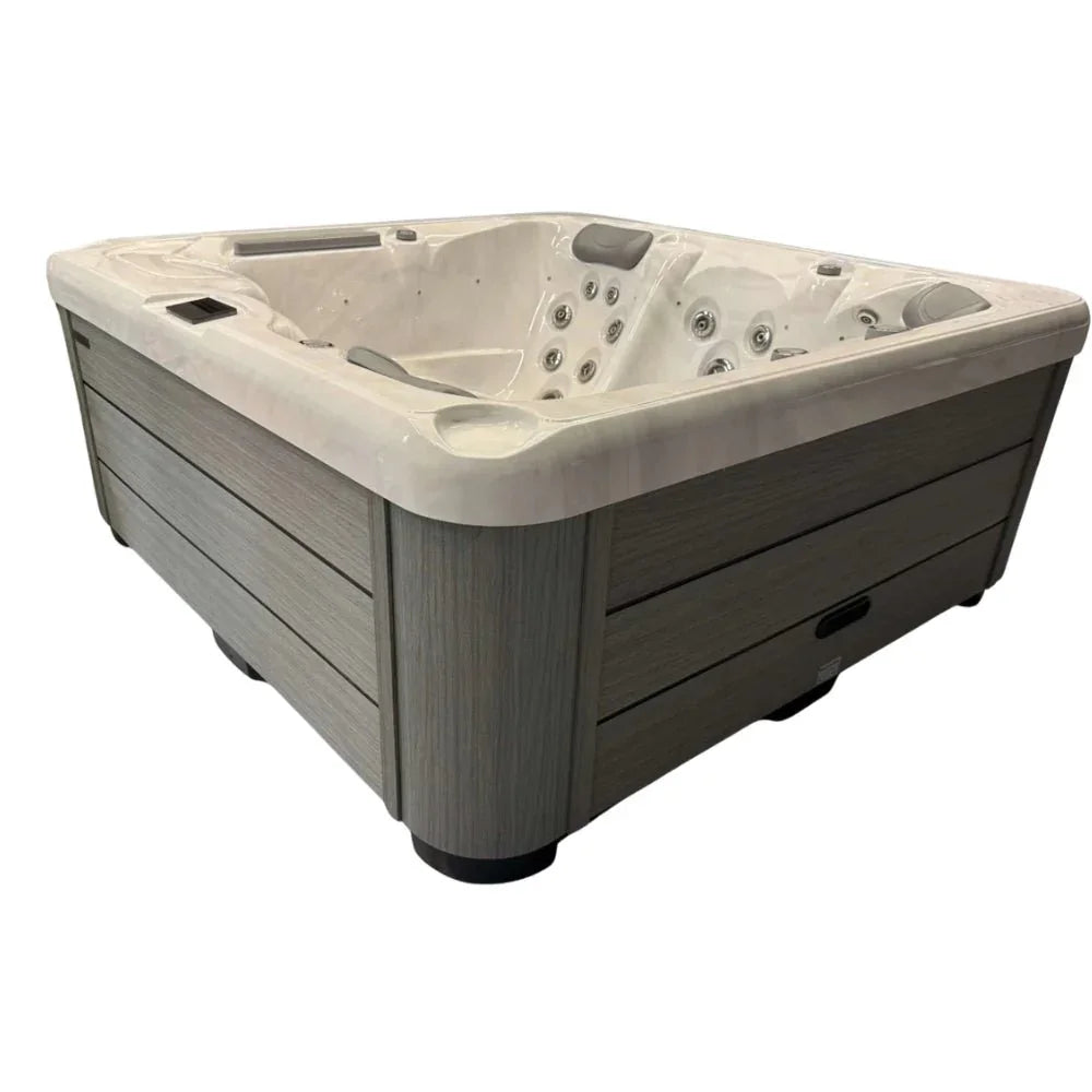Hochwertiger Outdoor Whirlpool mit modernen Düsen, elegantes Design in Holzoptik, für Garten oder Terrasse