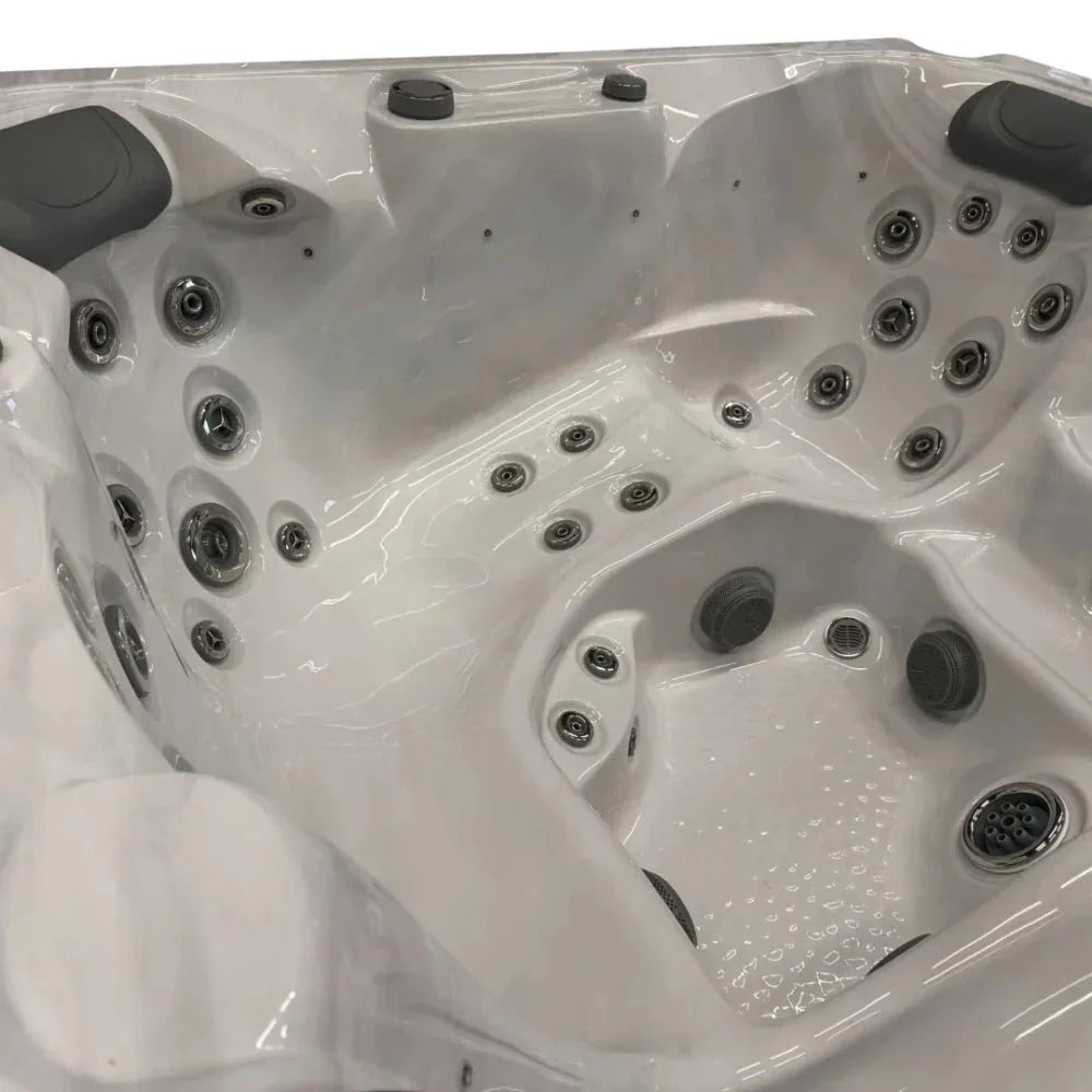 Hochwertiger Outdoor Whirlpool mit Massagedüsen, ergonomisches Design, elegantes Acryl