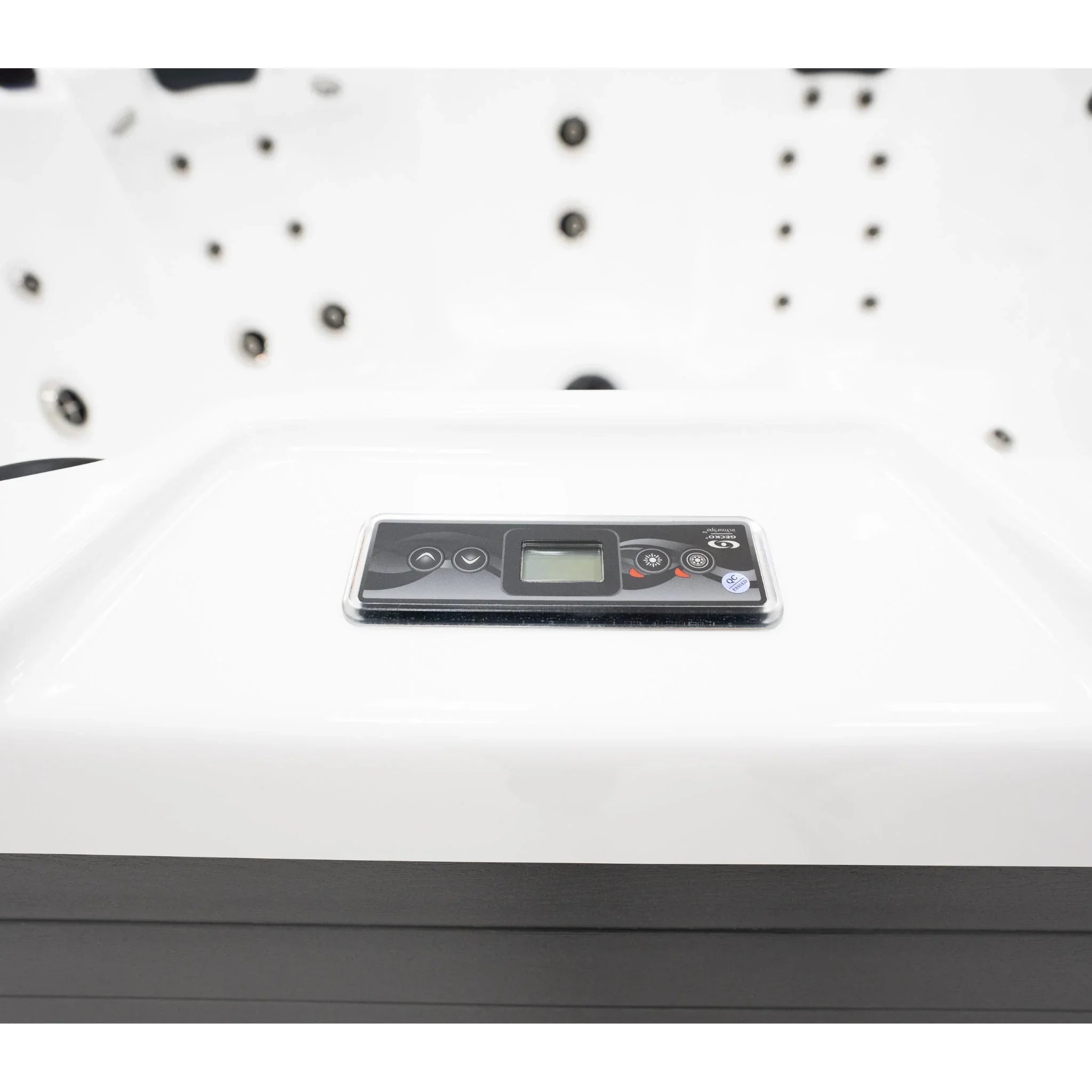 Detailansicht Steuerung Outdoor Whirlpool, weiß, Wellness und Spa Design