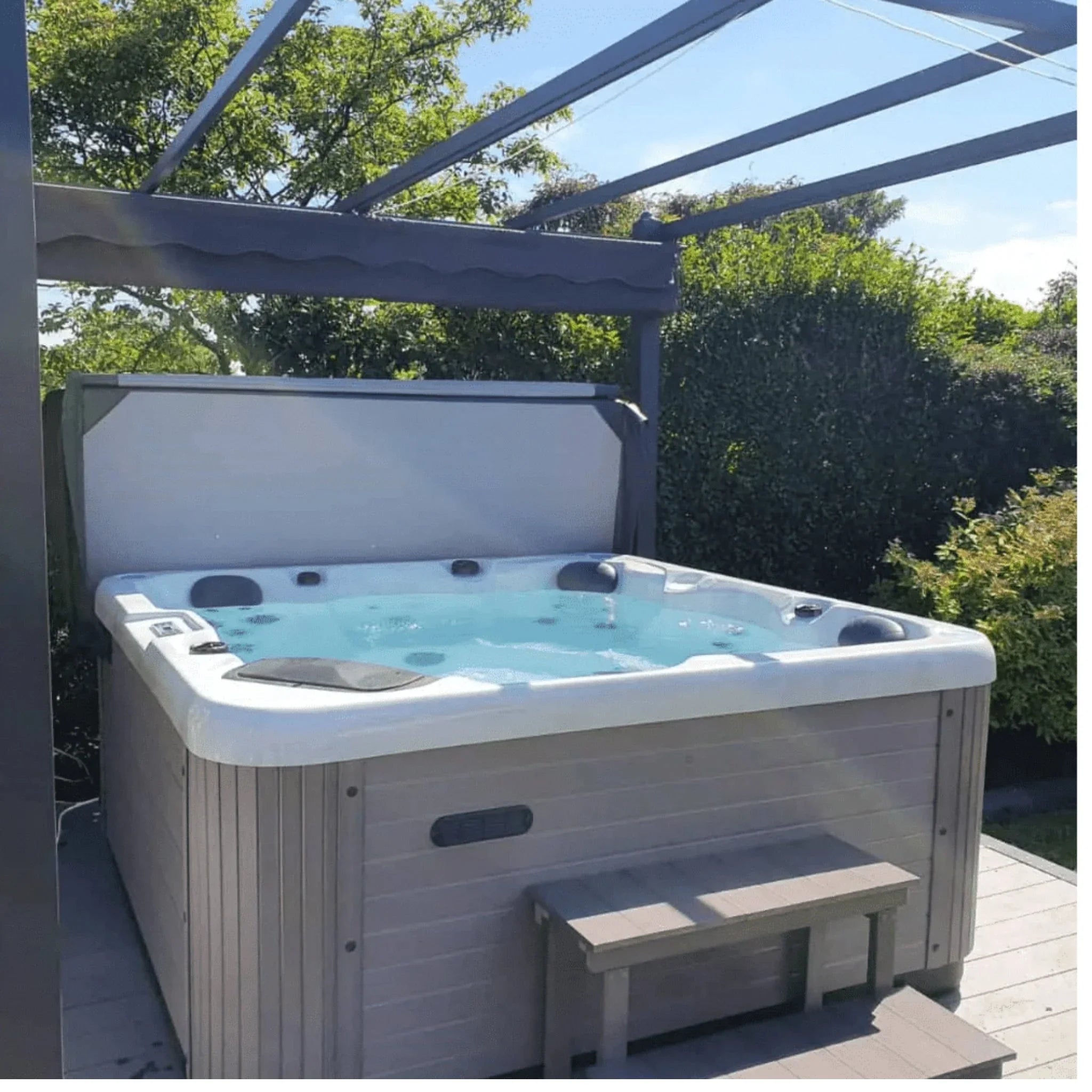 Luxuriöser Outdoor Whirlpool Trident Serenity auf Terrasse, modernes Design, Garten Wellness