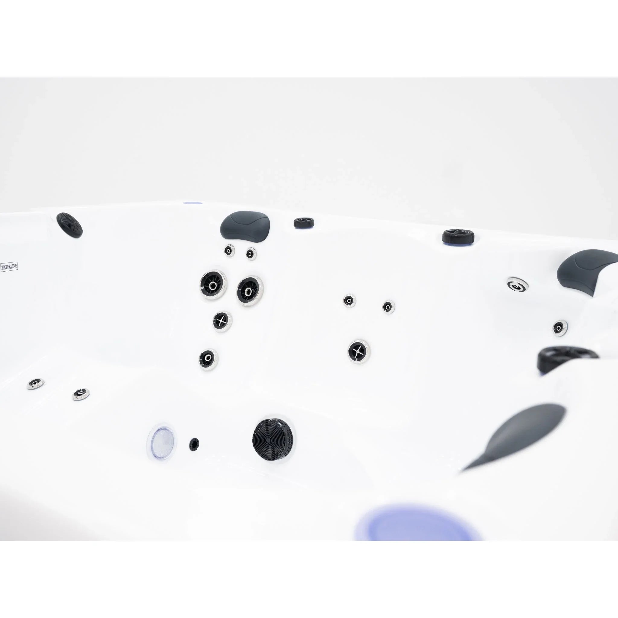 Weißer Outdoor Whirlpool mit Massagedüsen und ergonomischen Kopfstützen, modernes Design