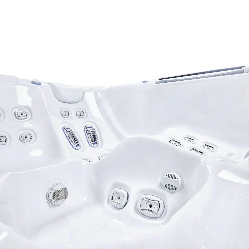 Detailansicht Wellis Outdoor Whirlpool, hochwertige Massagedüsen, weißes Design