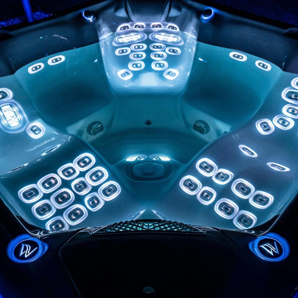 Wellis Outdoor Whirlpool Modell mit LED-Beleuchtung und Massagedüsen für Garten Wellness