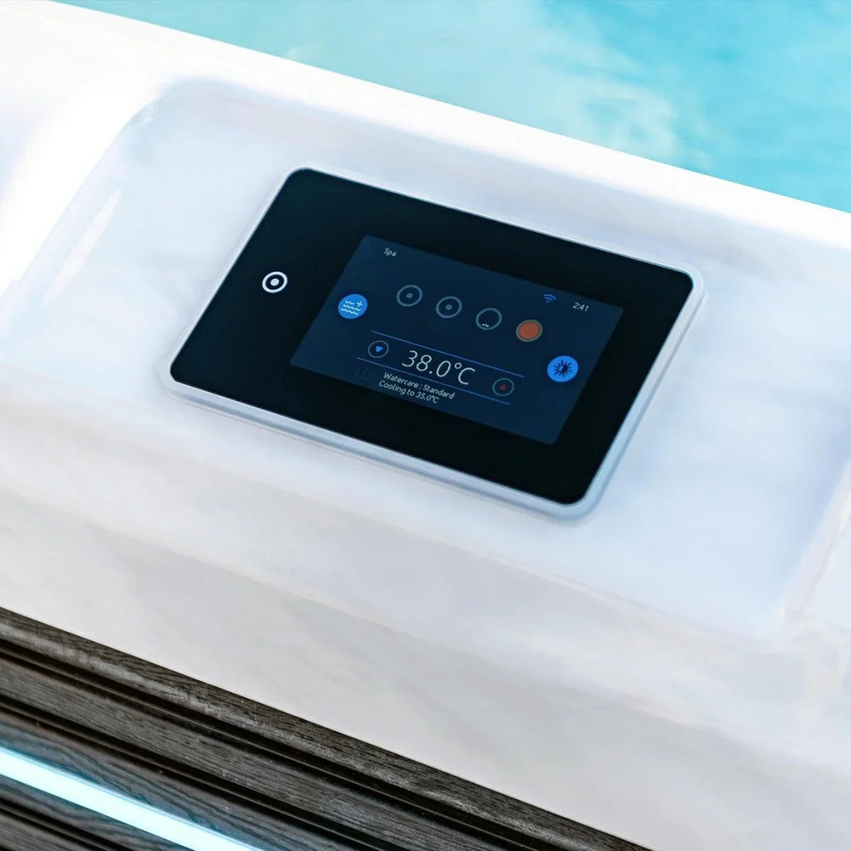 Touchscreen-Bedienpanel des Wellis Outdoor Whirlpools im modernen Design am Poolrand