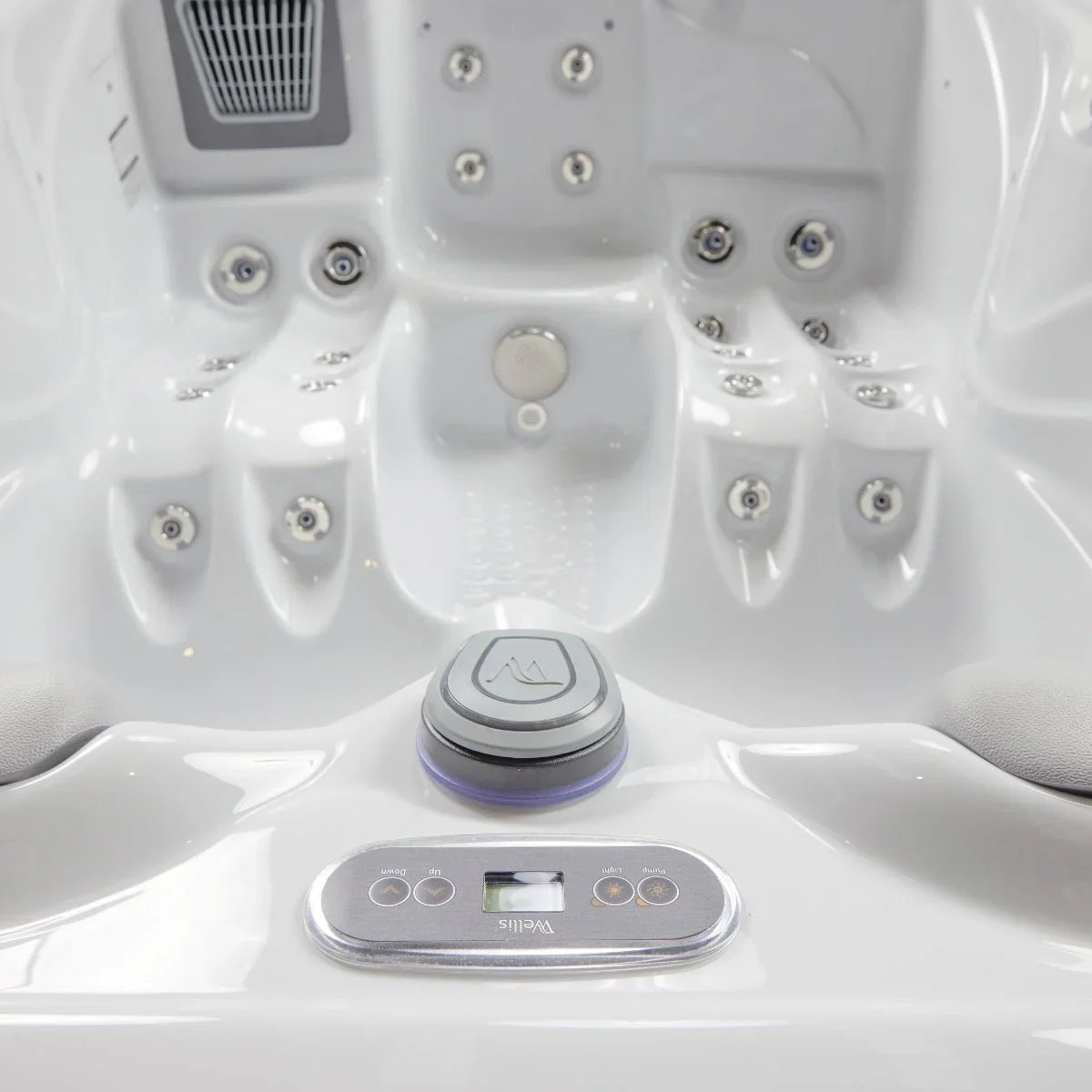 Detailansicht moderner Wellis Outdoor Whirlpool mit Massagedüsen und digitalem Bedienfeld