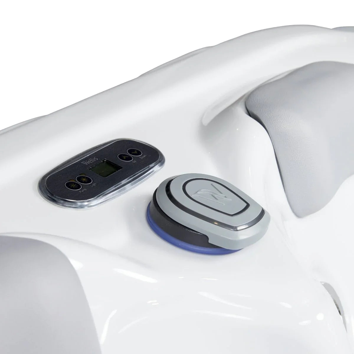 Detailansicht Wellis Whirlpool Bedienfeld und Kopfstütze, modernes Outdoor-Design weiß-grau