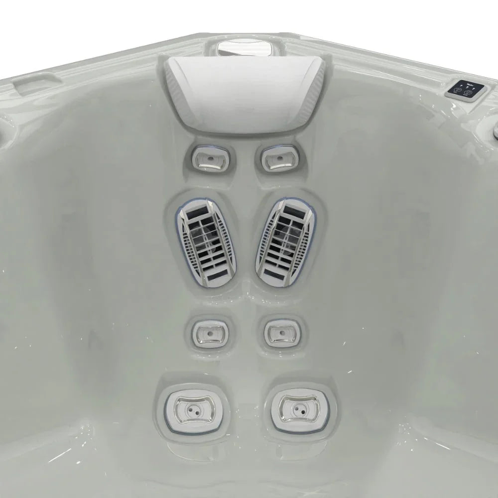 Detailansicht Wellis Outdoor Whirlpool Sitzbereich mit Massagejets, ergonomisches Design, weiß