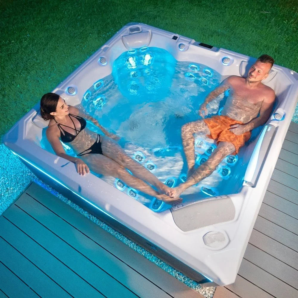Luxuriöser Wellis Outdoor Whirlpool im Garten auf Terrasse, stimmungsvolle Wellness-Atmosphäre