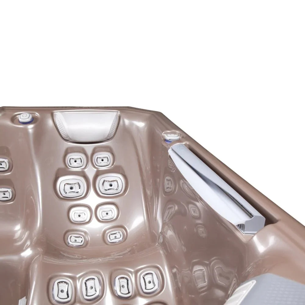 Detailansicht hochwertiger Wellis Whirlpool, ergonomische Liegefläche, Massagedüsen, beige Acryl-Oberfläche