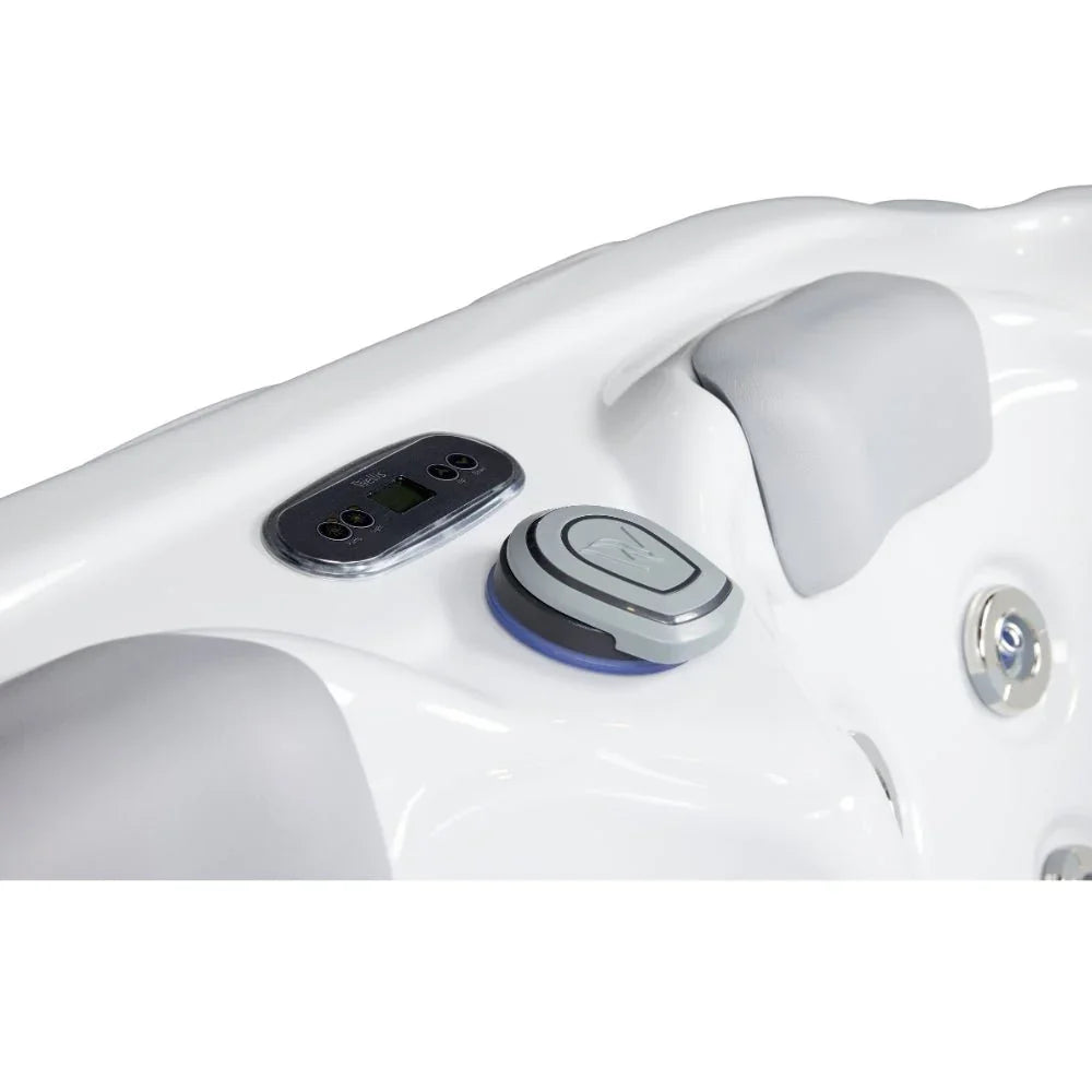 Detail Steuerung und Kopfstütze am weißen Wellis Outdoor Whirlpool, modernes Design