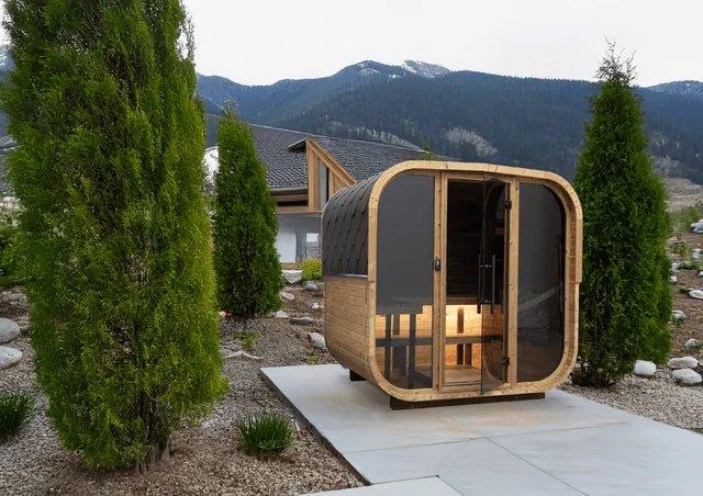 Luxuriöse Outdoor Sauna aus Holz mit Panoramafenster im Garten, modernes Wellness-Design
