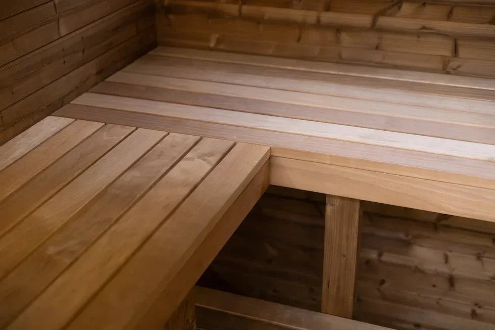 Hochwertige Holzbank in moderner Outdoor Sauna, geeignet für Garten Wellnessbereich