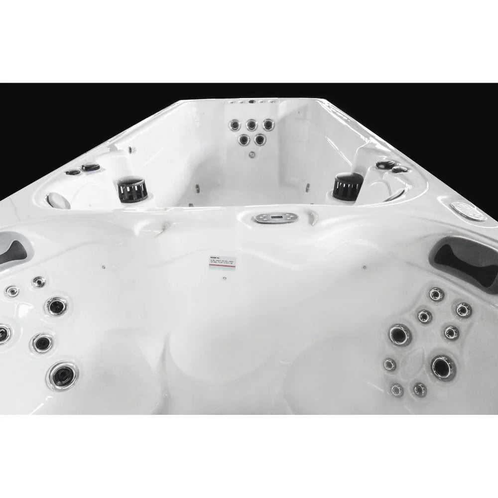 Hochwertiger weißer SwimSpa für Garten oder Terrasse, modernes Design, zahlreiche Massagedüsen