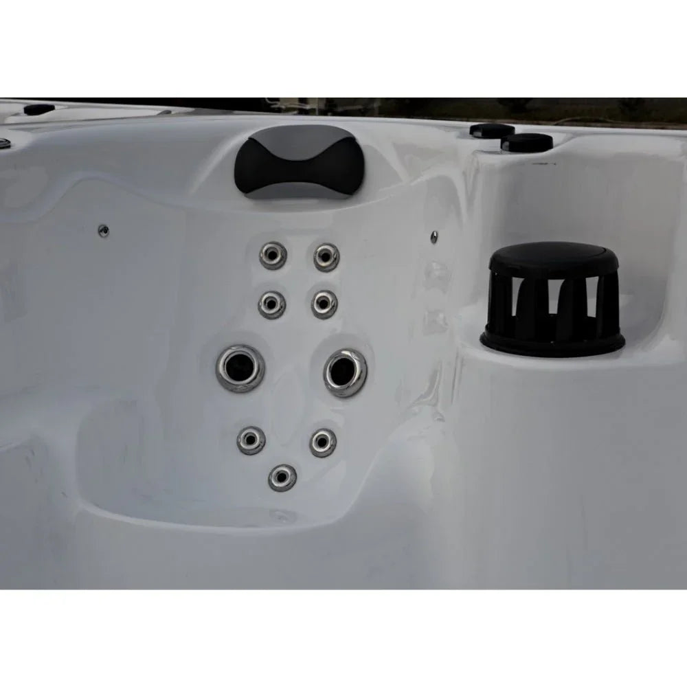 Detail moderner SwimSpa Whirlpool mit Massagedüsen, weißes Acryl, Outdoor Wellness