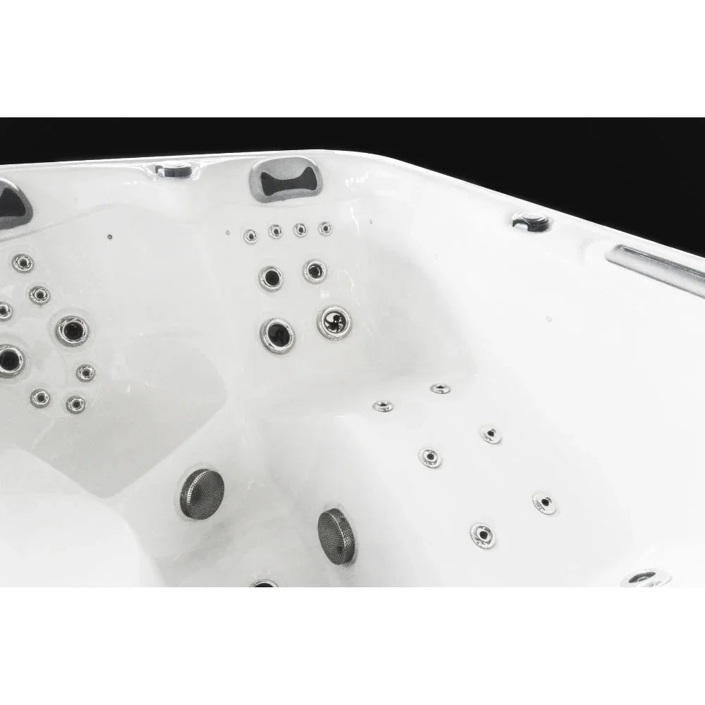 Weißer SwimSpa mit Massagedüsen, modernes Whirlpool-Design für Outdoor-Wellness