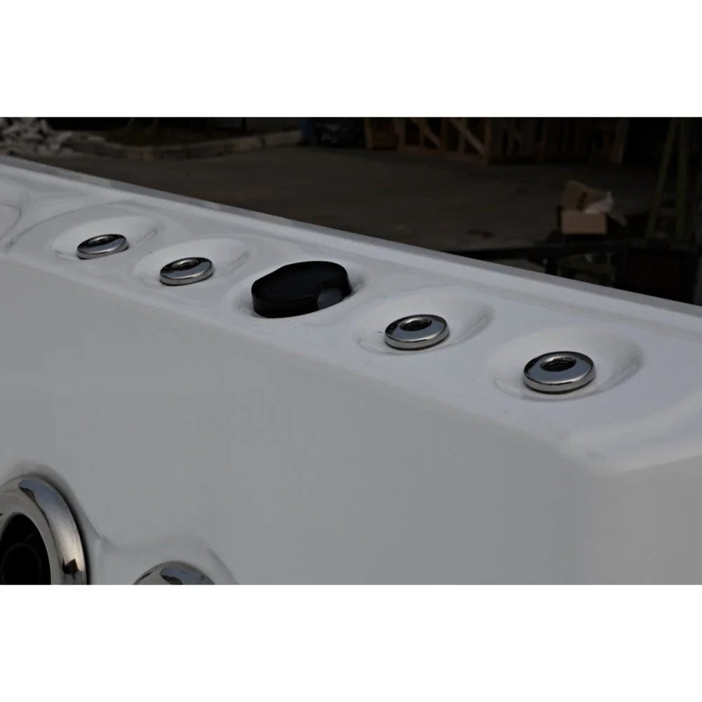 Detailansicht moderner SwimSpa Whirlpool-Düsen aus weißem Acryl für Outdoor Wellness