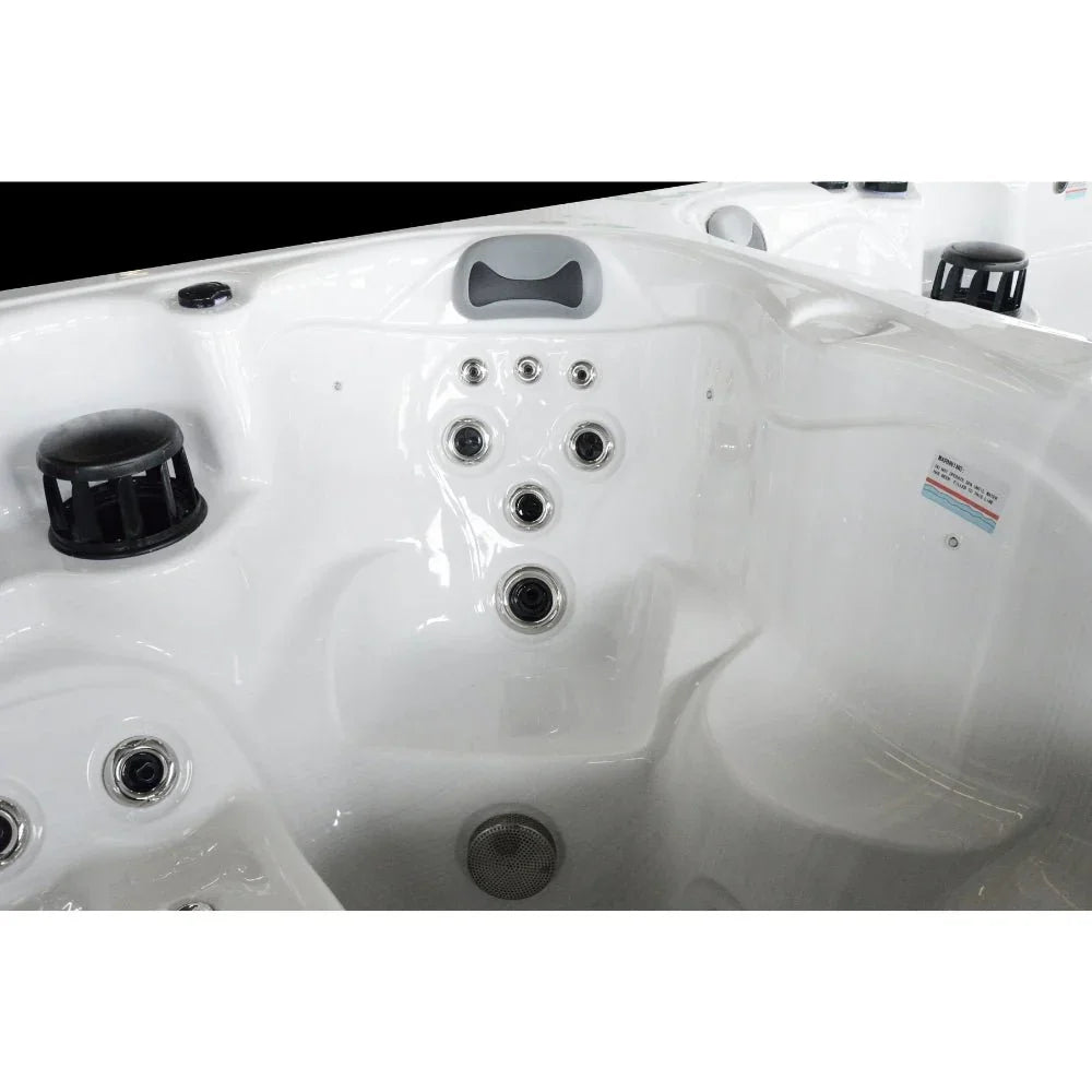 Weißer SwimSpa mit Massagedüsen und Nackenkissen, modernes Whirlpool-Design für Outdoor