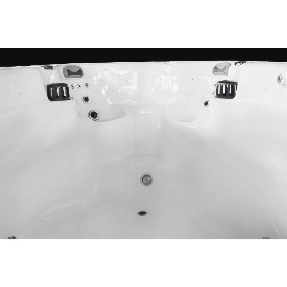 Weißer Outdoor SwimSpa mit Massagedüsen, hochwertiges Design für Garten und Wellness