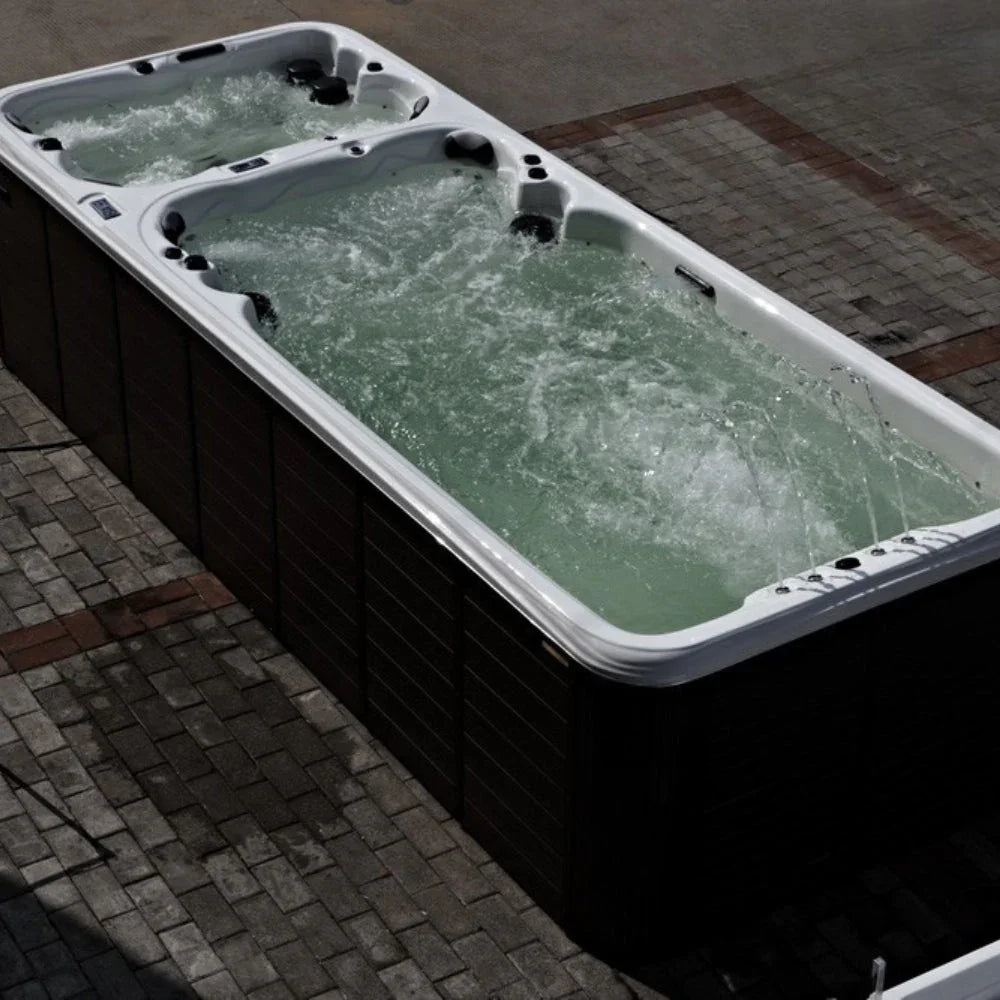 Hochwertiger SwimSpa Outdoor Whirlpool auf Terrasse, modernes Design, sprudelndes Wasser