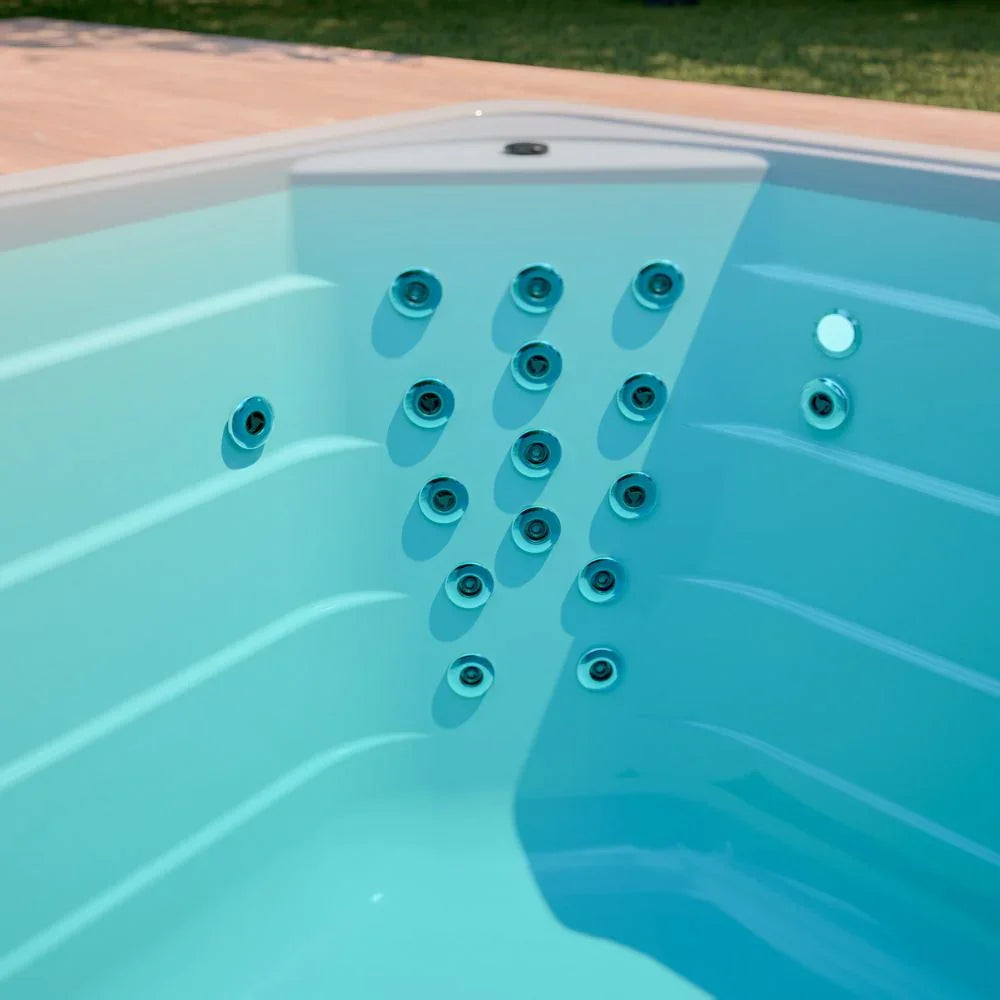 Moderner SwimSpa mit Massagedüsen, luxuriöses Whirlpool-Design für Garten oder Terrasse