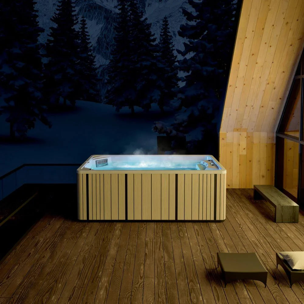 Luxuriöser SwimSpa auf moderner Terrasse im Winter, stimmungsvolle Wellness-Atmosphäre